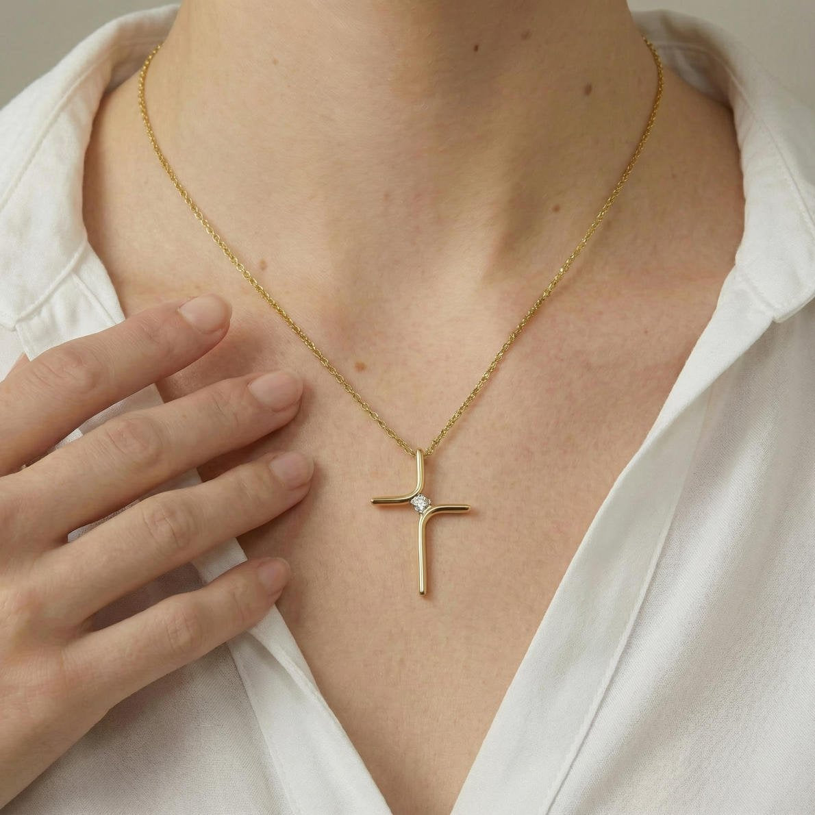 Moderne Kreuz Halskette mit Zentralschliff