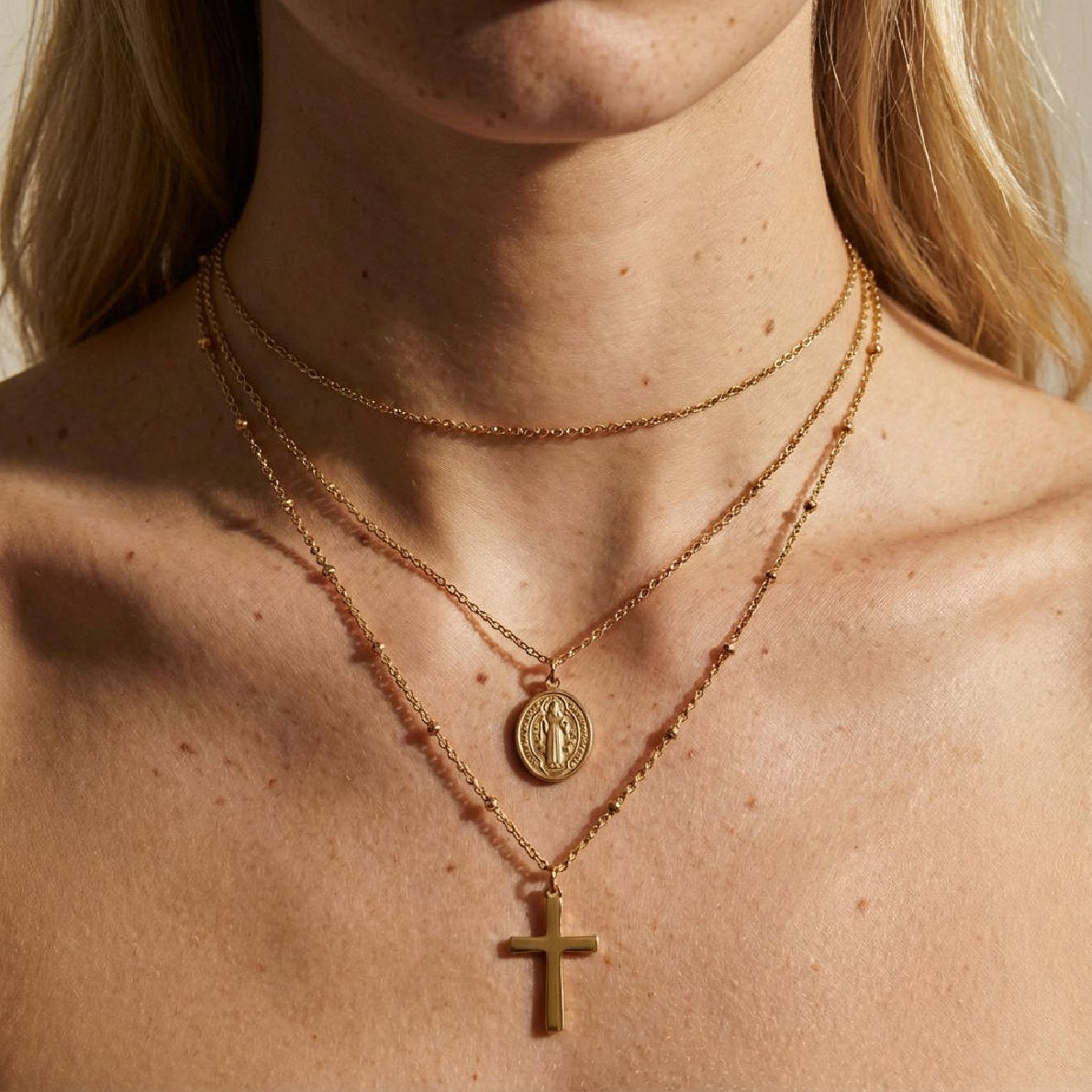 Mehrreihige Halskette mit Kreuz und Wundertätiger Medaille