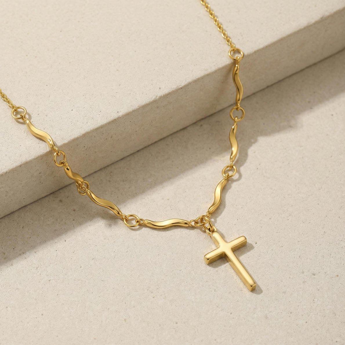 Feine Kreuz Halskette mit Detaillierter Kette