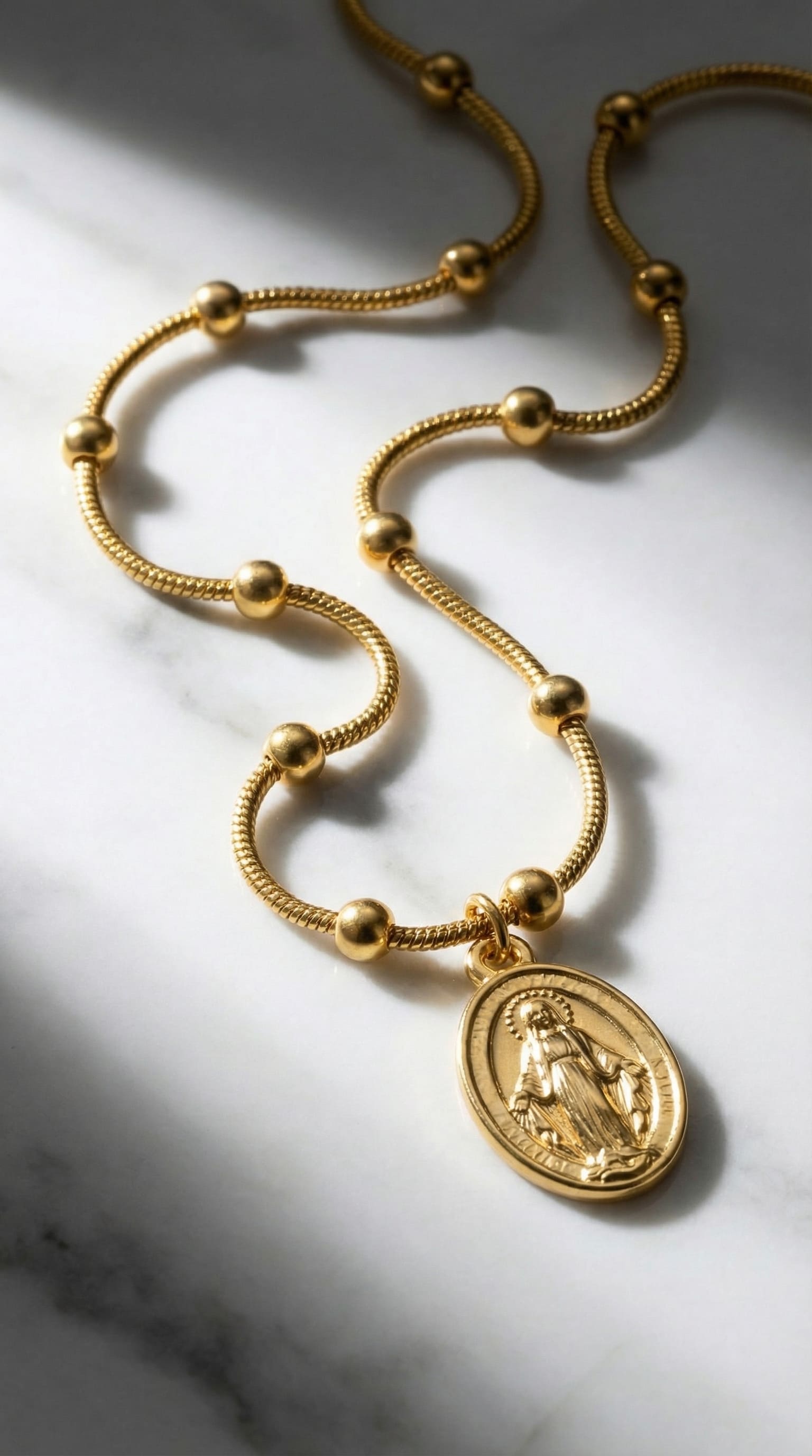 Klassische Halskette mit der Jungfrau Maria