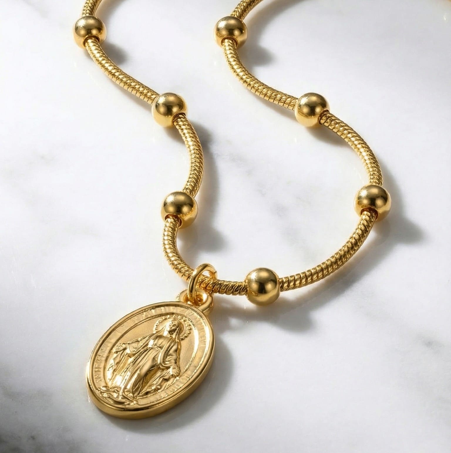 Klassische Halskette mit der Jungfrau Maria