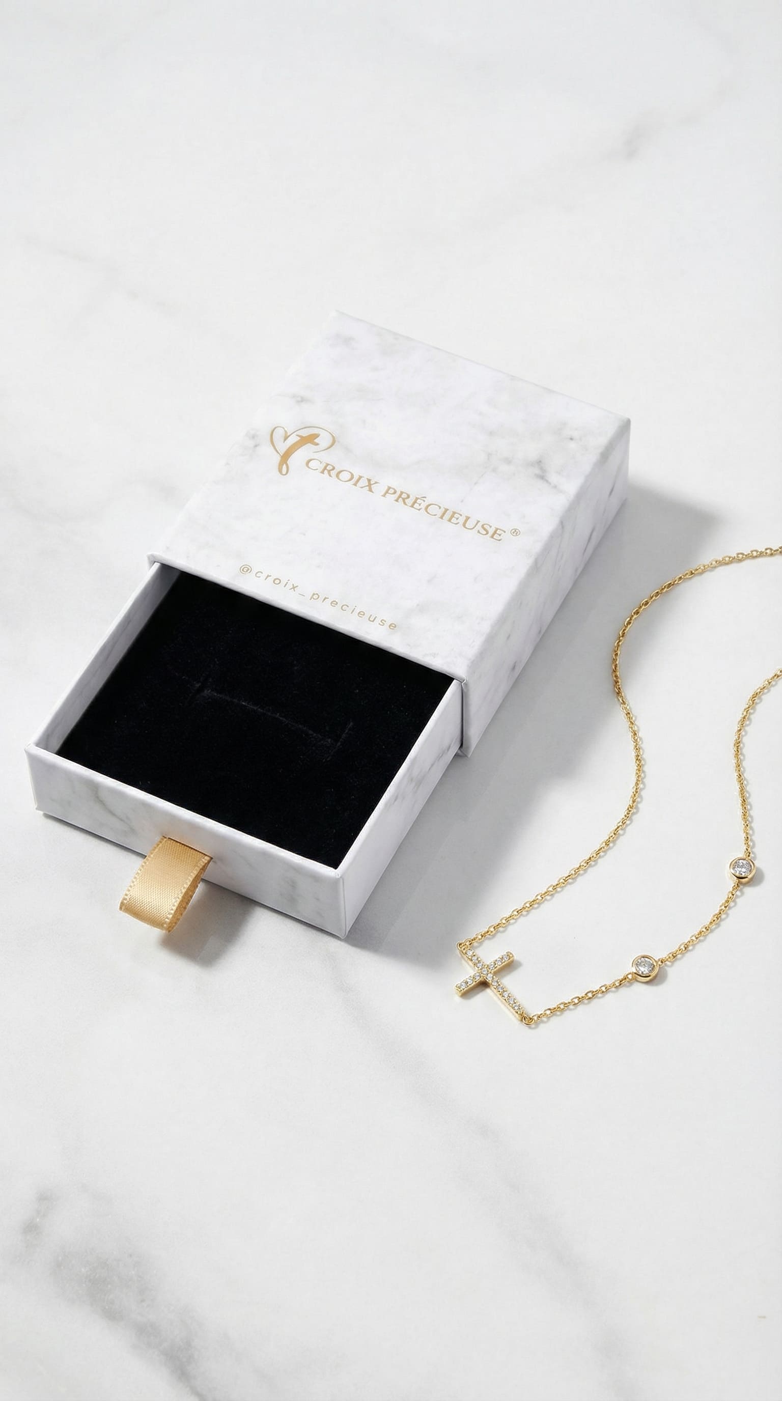 Kreuz-Halskette mit Pavé-Steinen & Zierkette