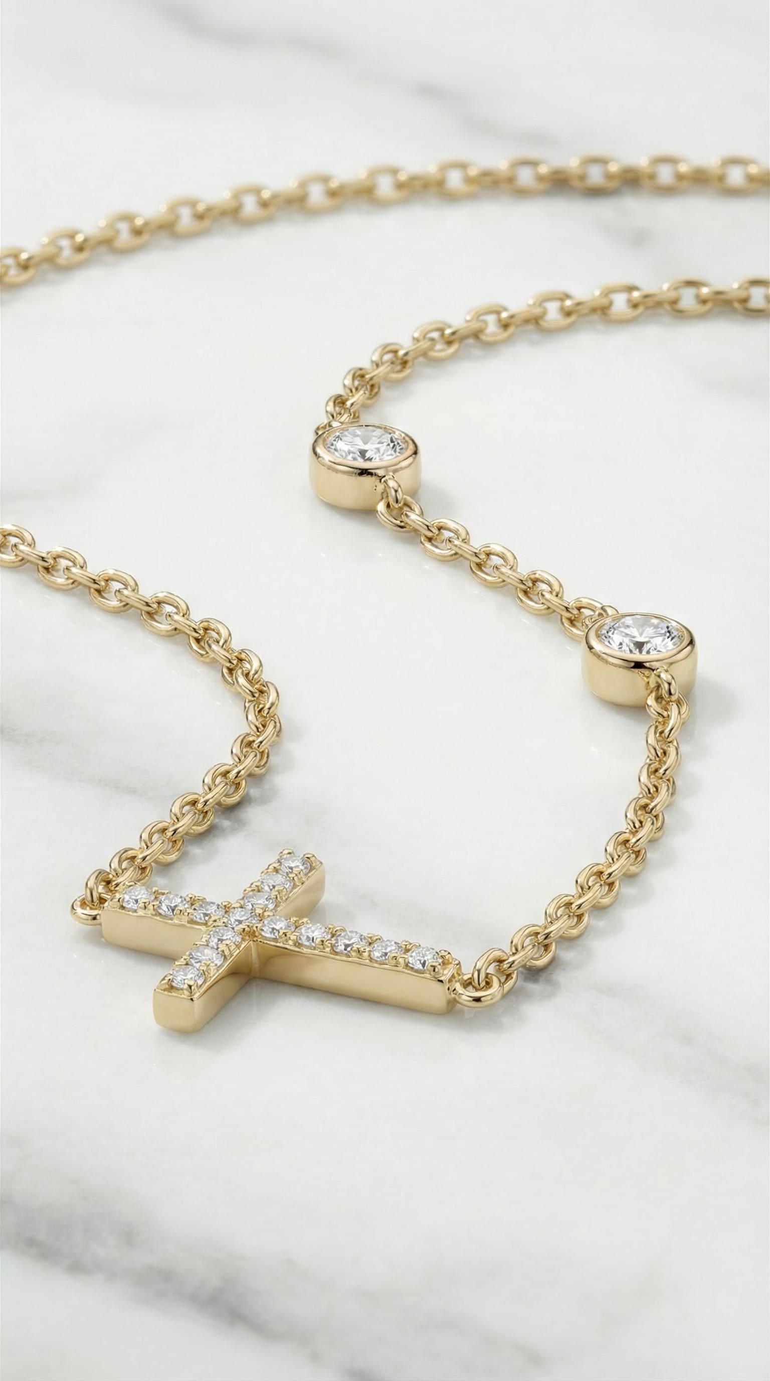 Kreuz-Halskette mit Pavé-Steinen & Zierkette