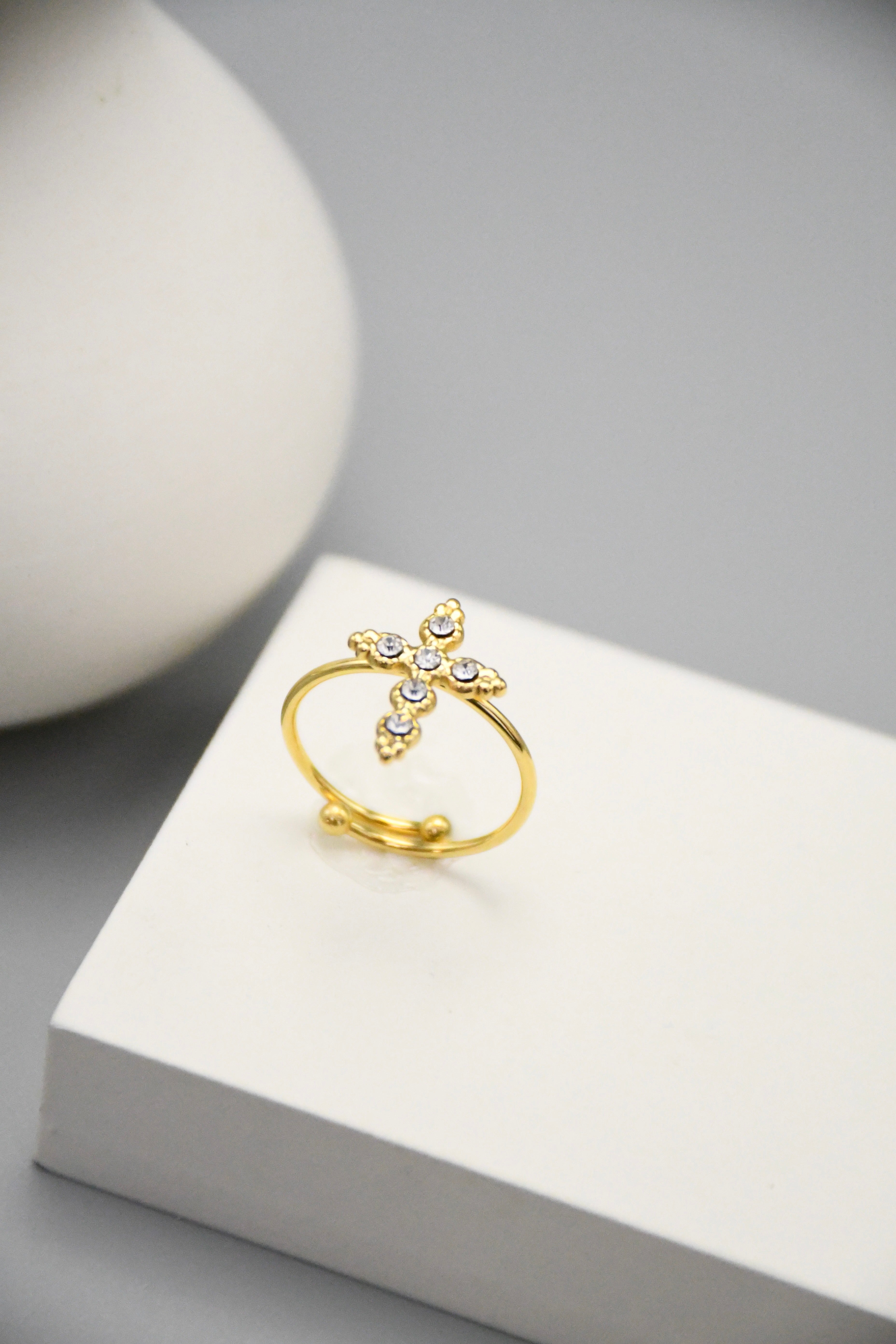 Ring mit Göttlicher Brillanz und Kreuz