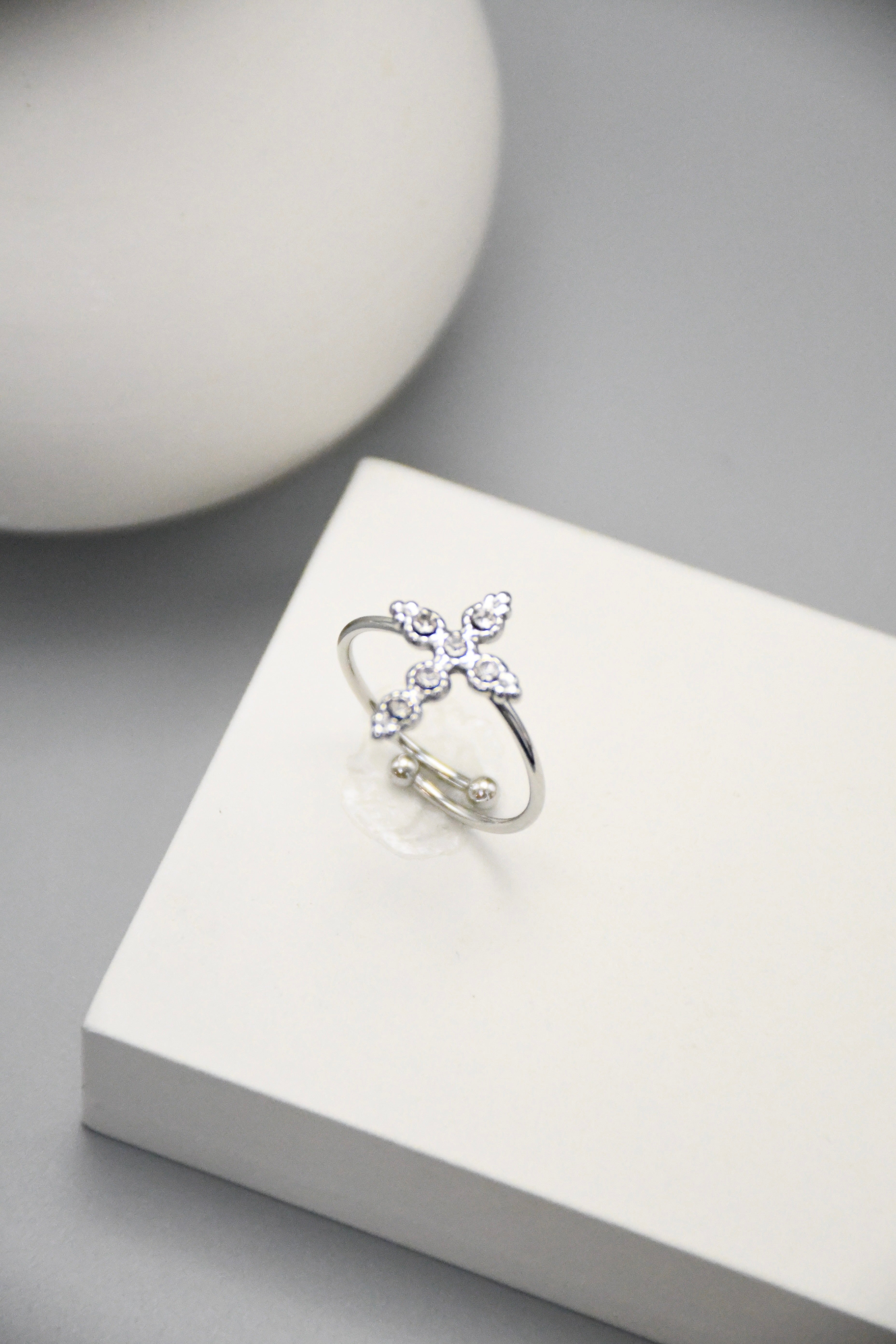 Ring mit Göttlicher Brillanz und Kreuz