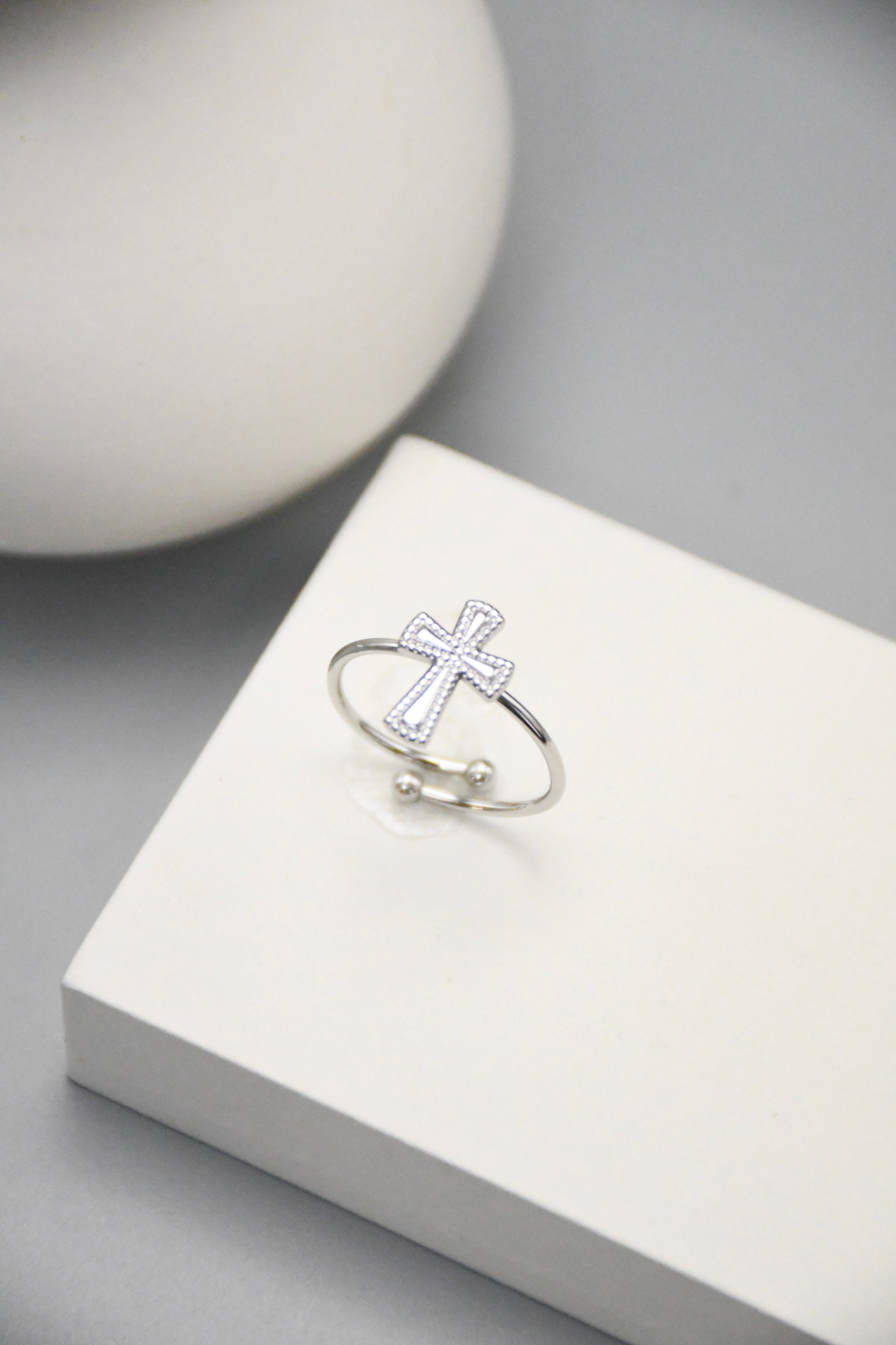 Ring mit Göttlicher Eleganz und Kreuz