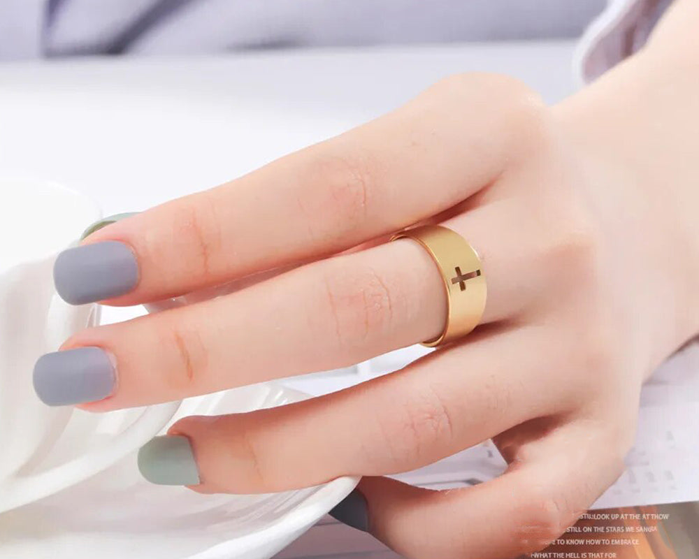 Gravierter Kreuzring