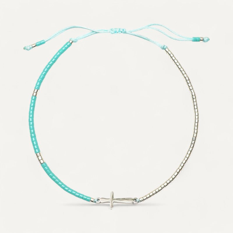Perlenarmband mit silbernem Kreuzanhänger
