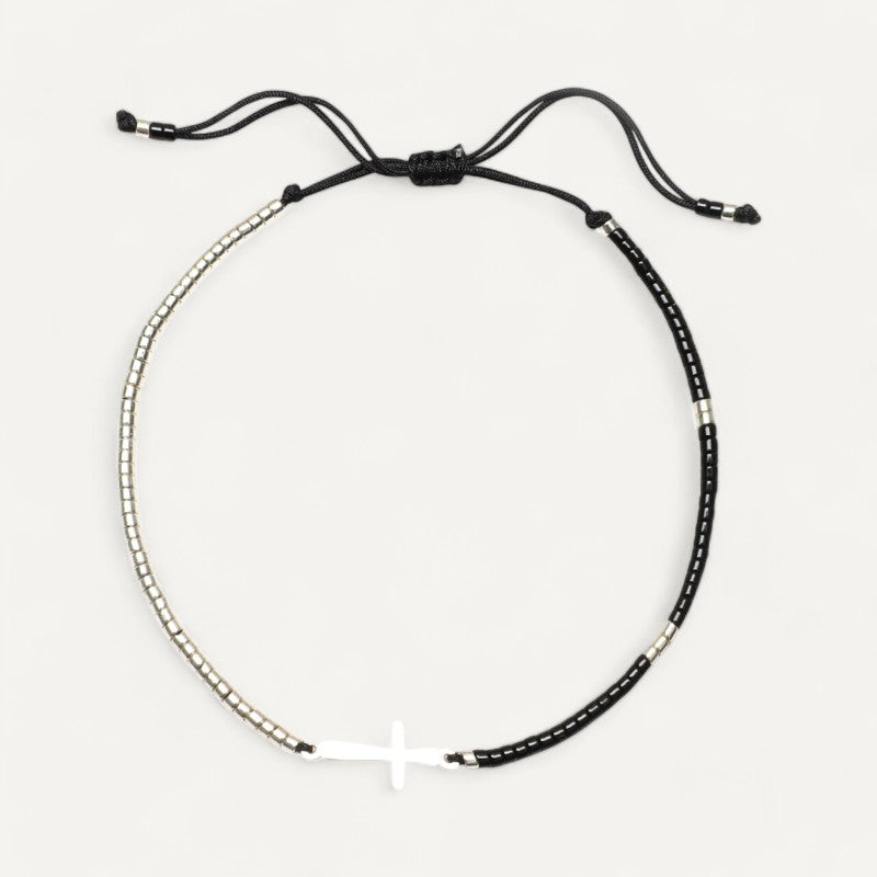 Perlenarmband mit silbernem Kreuzanhänger