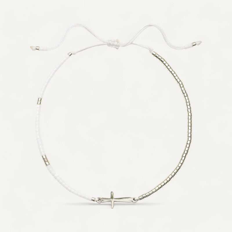 Perlenarmband mit silbernem Kreuzanhänger