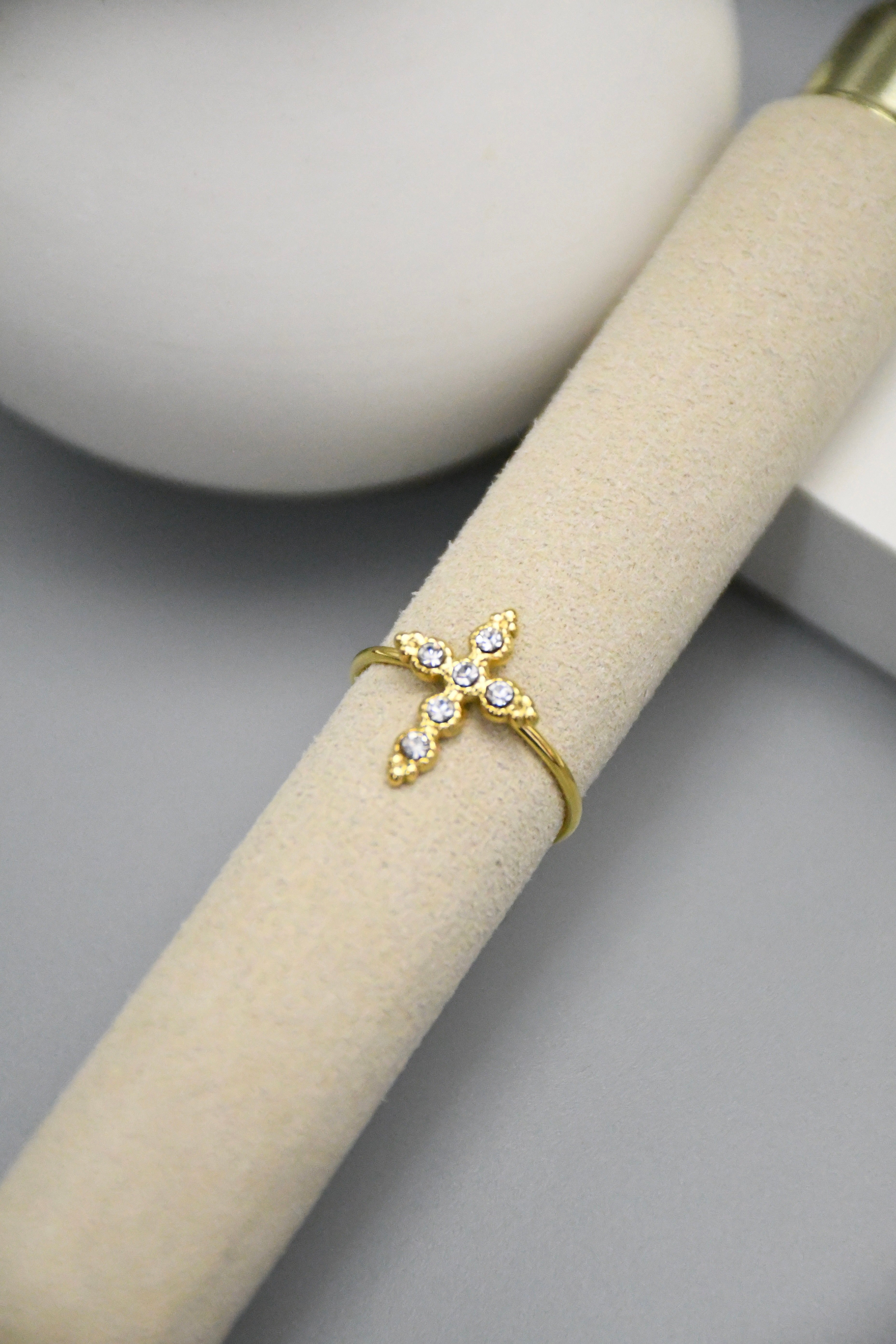 Ring mit Göttlicher Brillanz und Kreuz