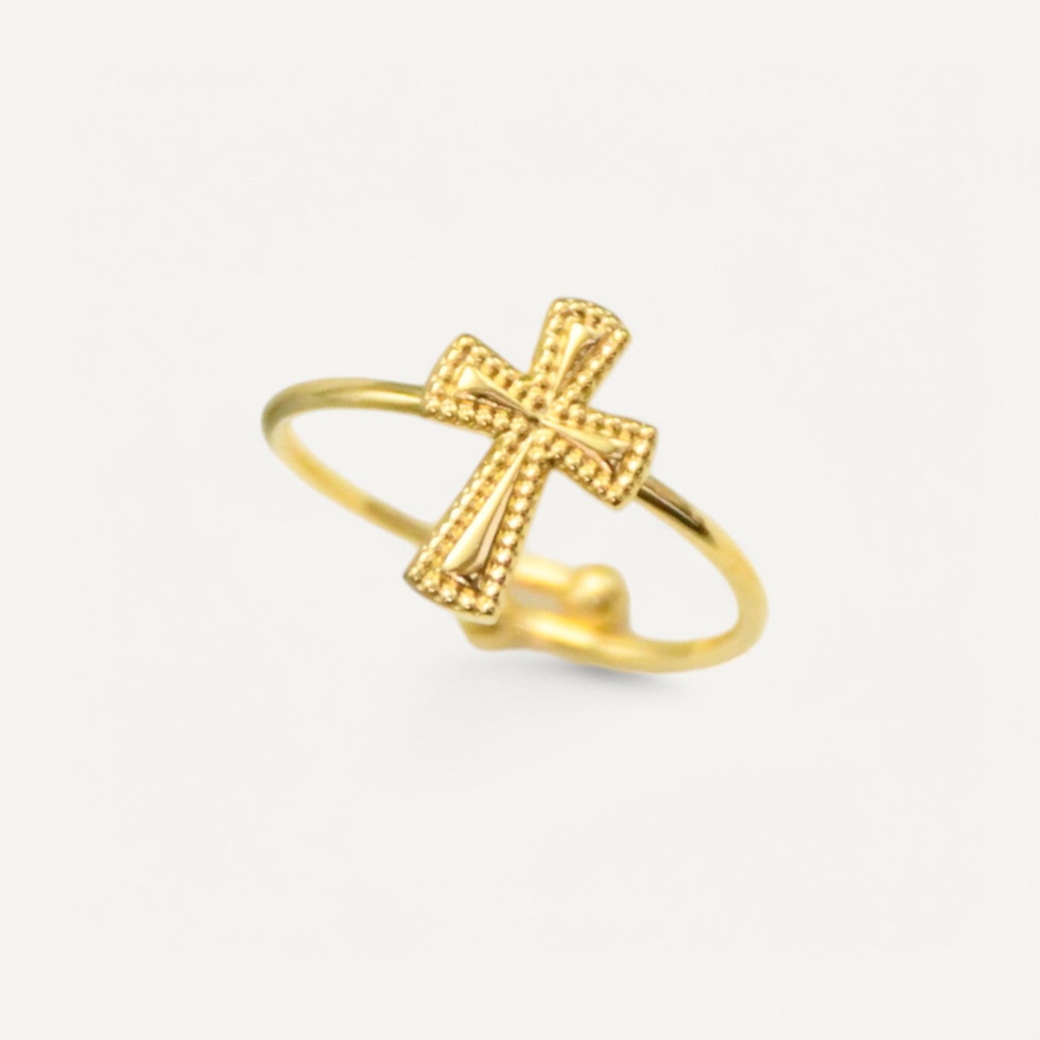 Ring mit Göttlicher Eleganz und Kreuz