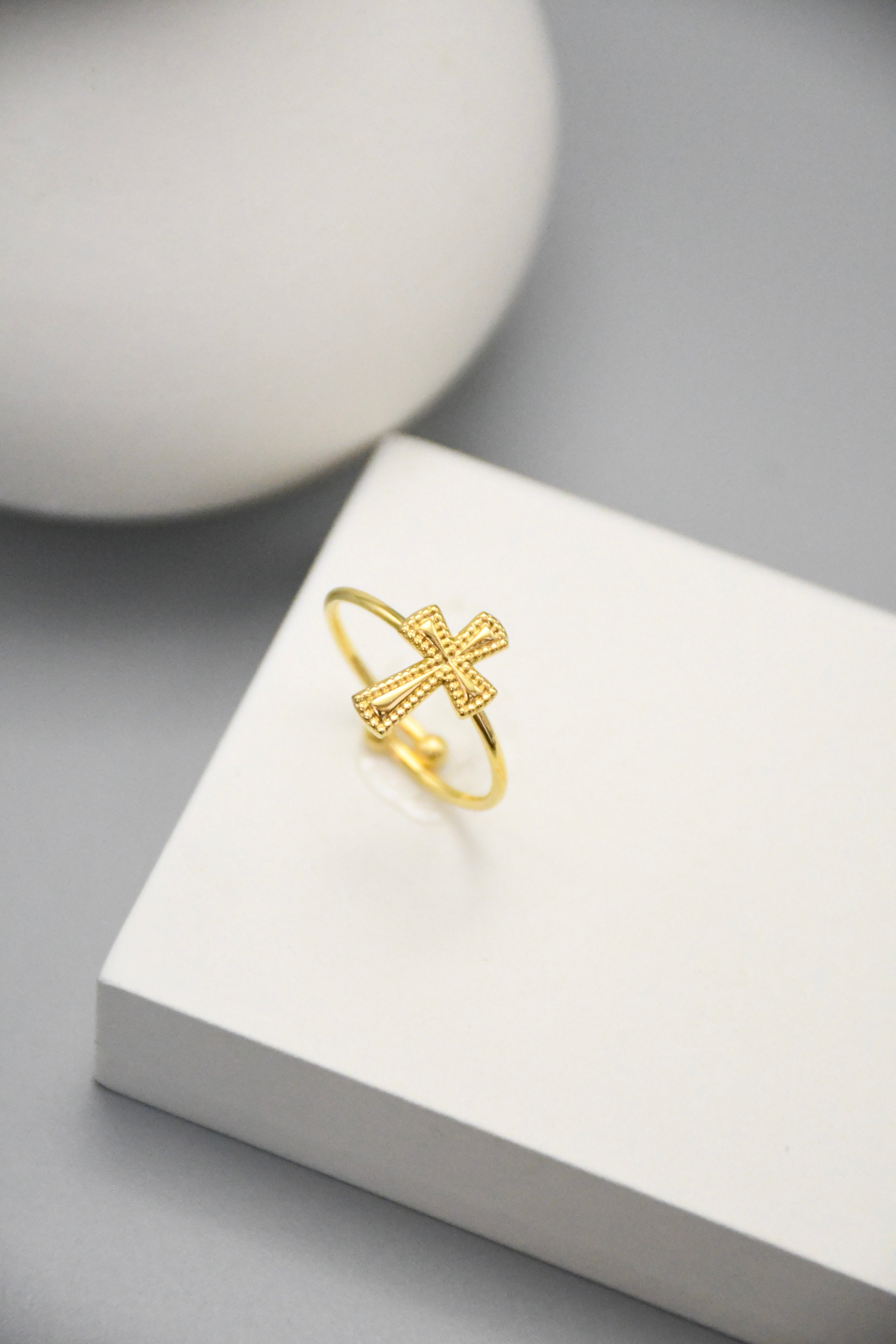 Ring mit Göttlicher Eleganz und Kreuz