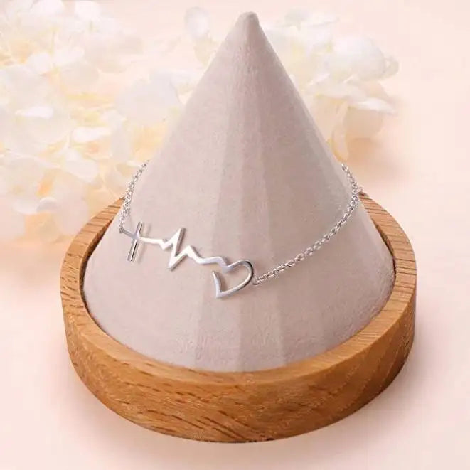 Armband mit realistischer Kreuz-Herz-Gestaltung