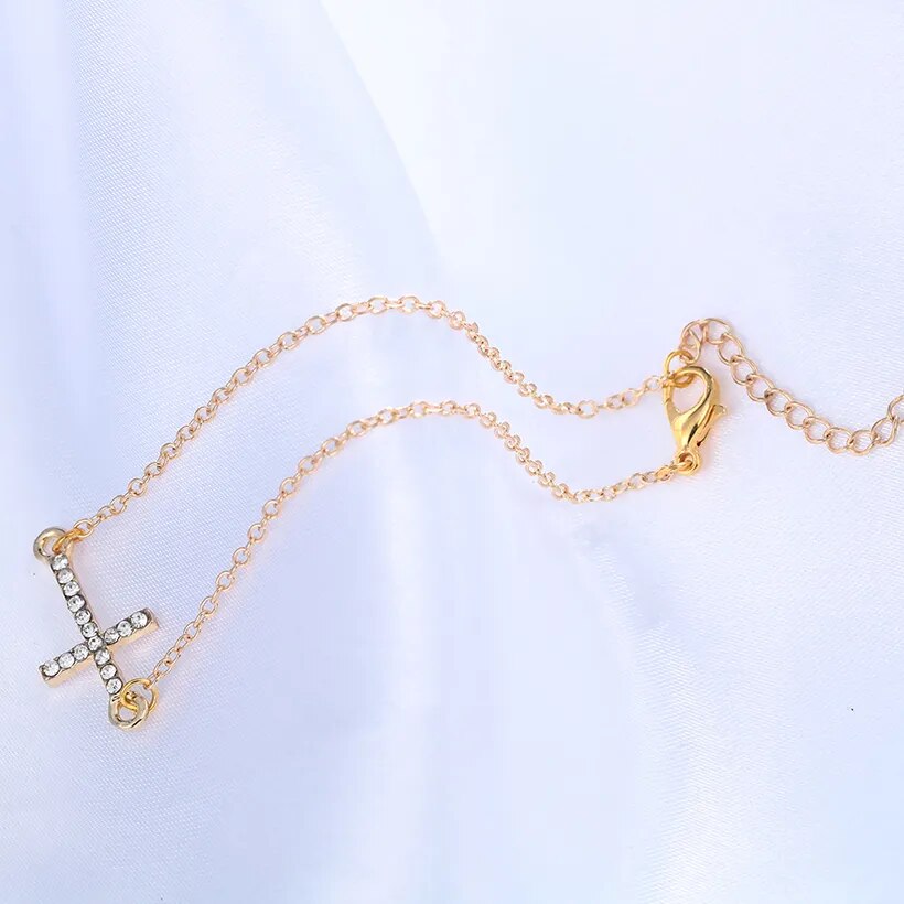 Armband aus Silber mit mit Kristallen besetztem Kreuz