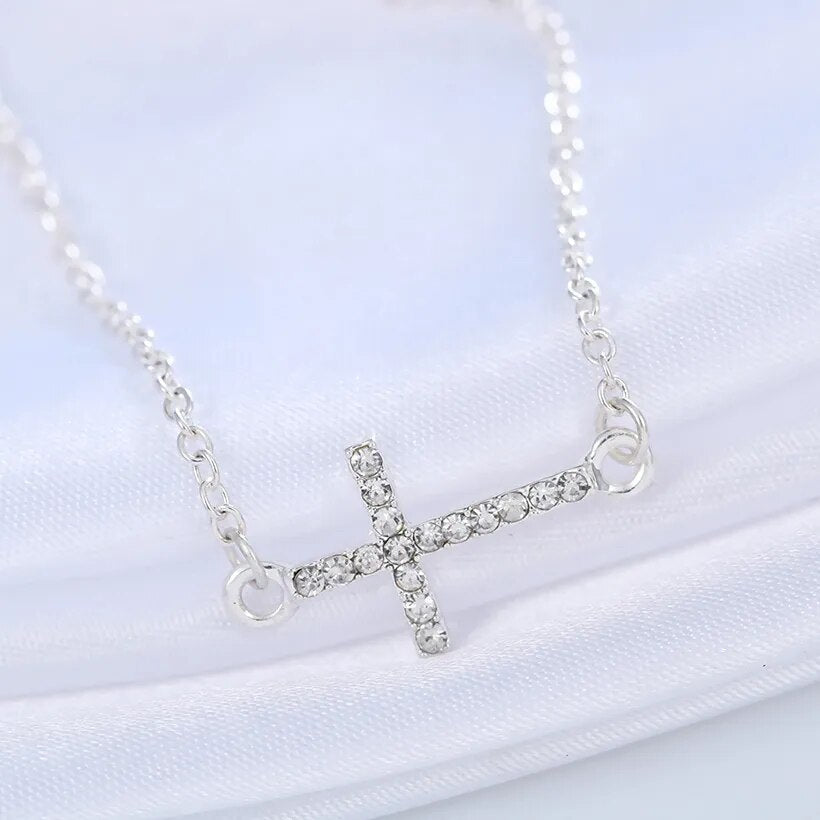 Armband aus Silber mit mit Kristallen besetztem Kreuz