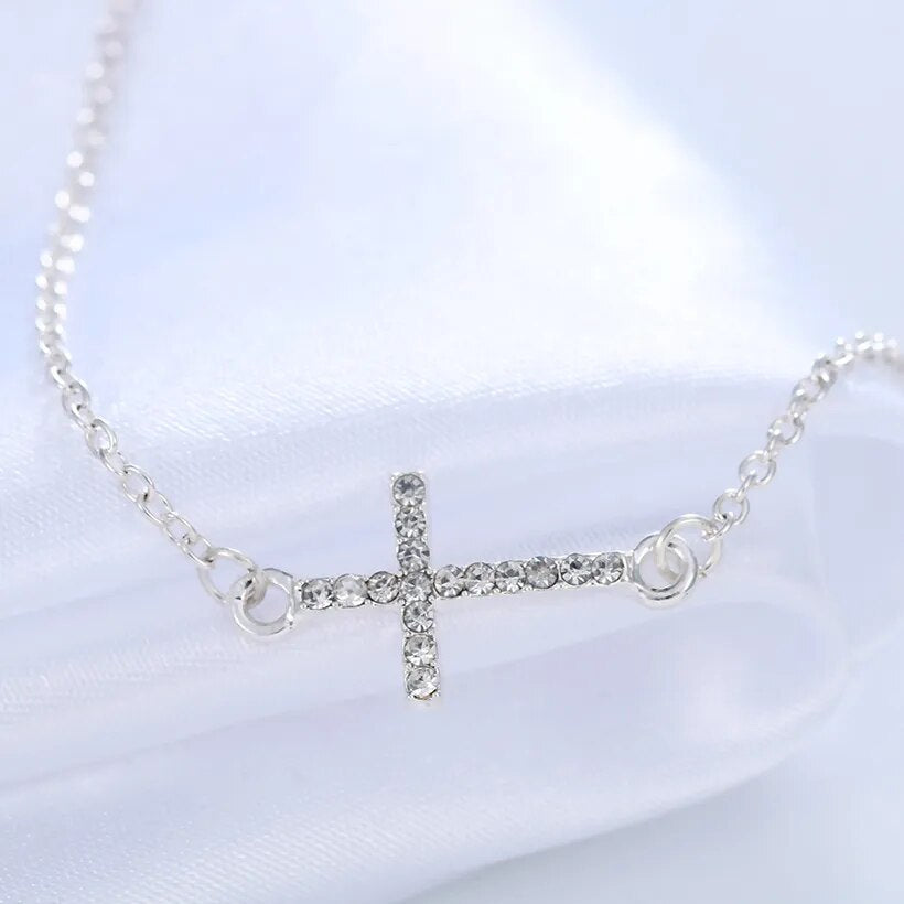 Armband aus Silber mit mit Kristallen besetztem Kreuz