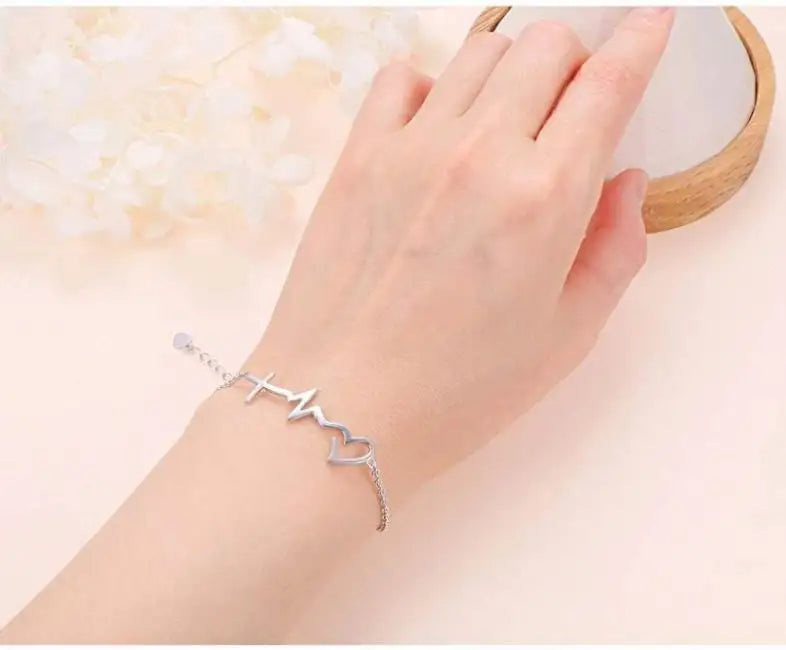 Armband mit realistischer Kreuz-Herz-Gestaltung