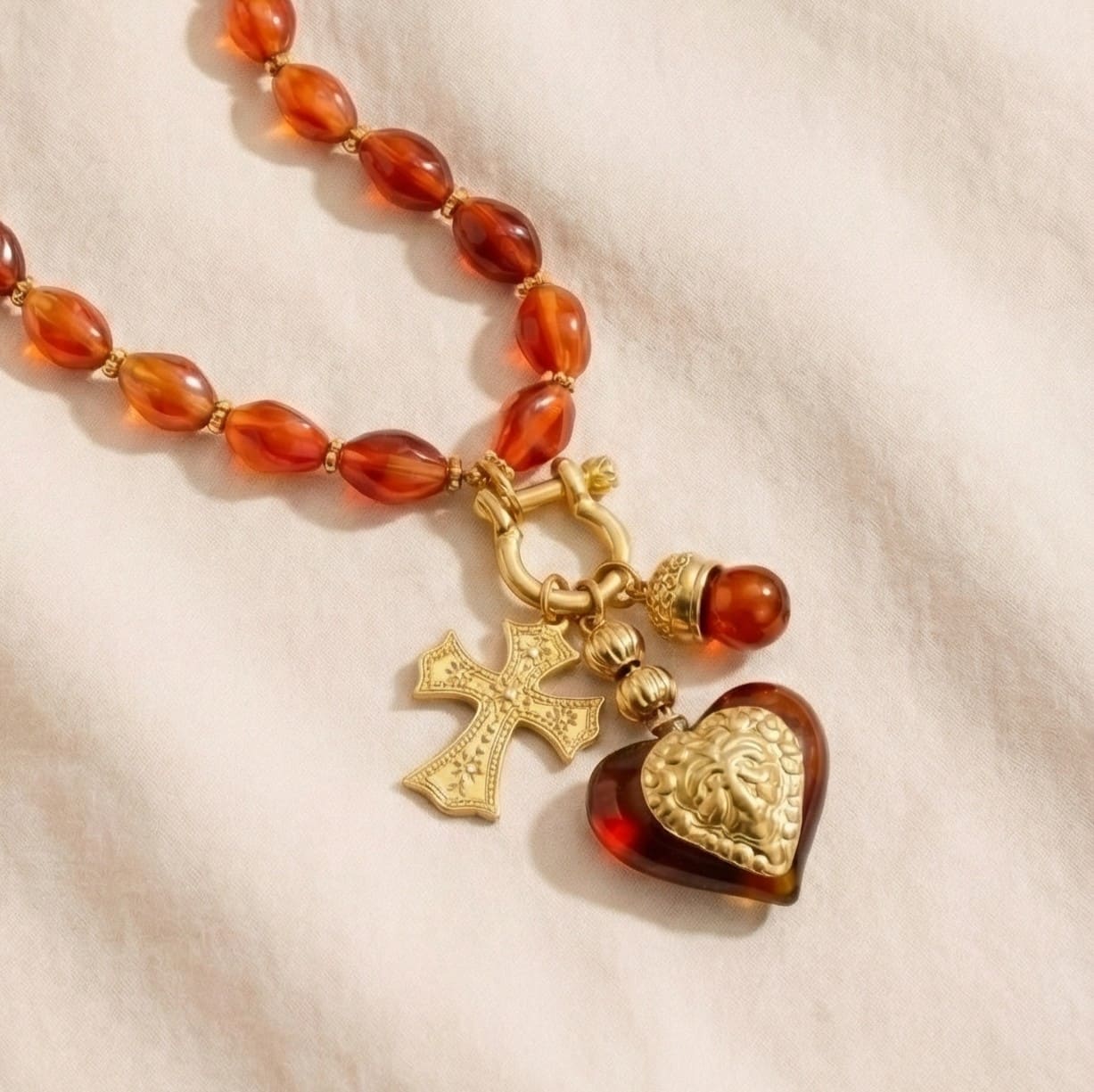 Halskette mit roten Perlen Kreuz und Herz
