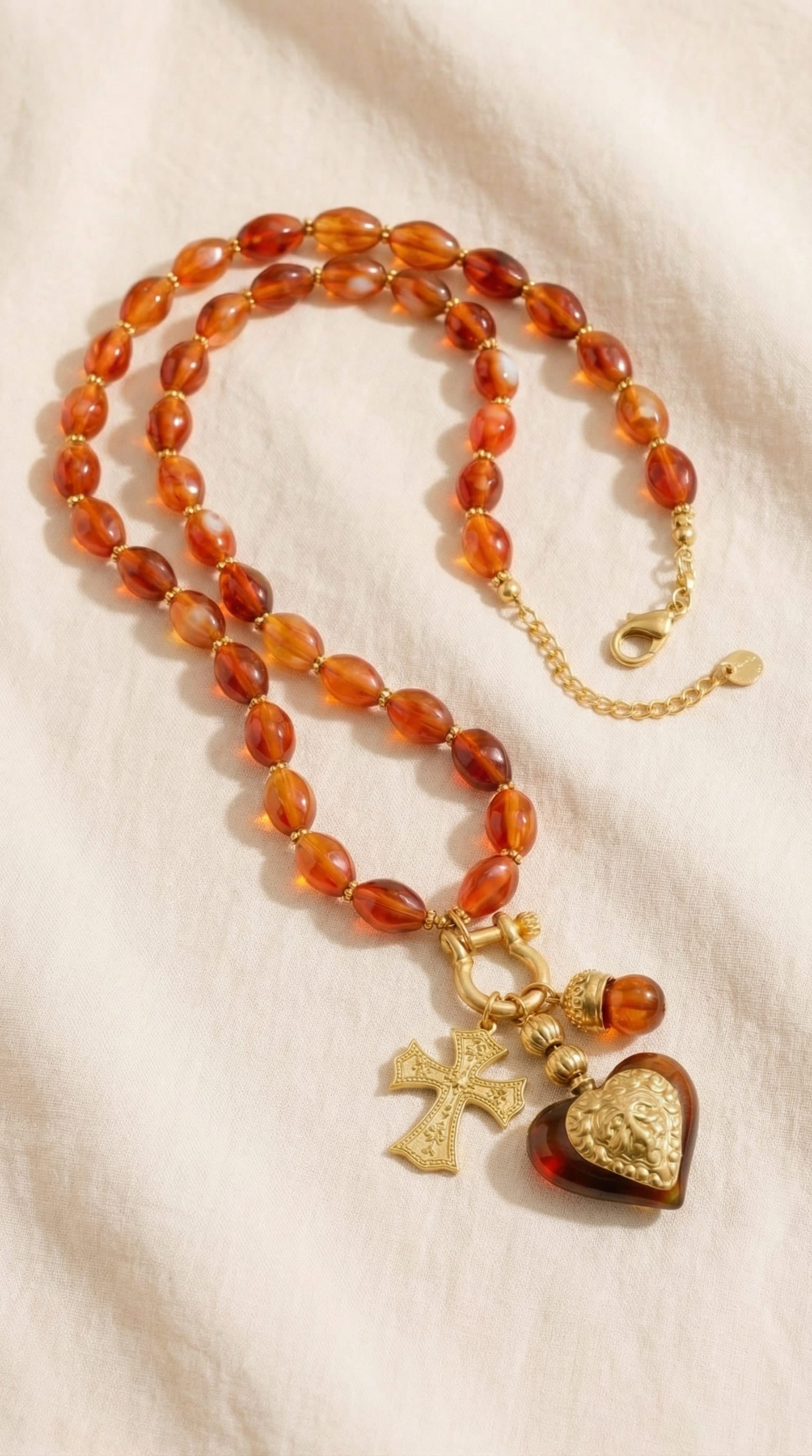 Halskette mit roten Perlen Kreuz und Herz
