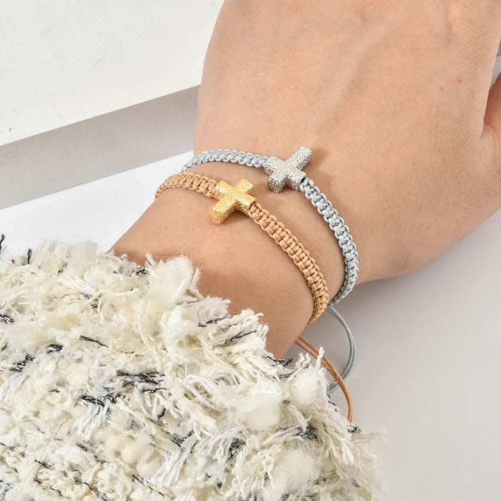 Verstellbares Geflochtenes Armband mit Kreuzanhängern