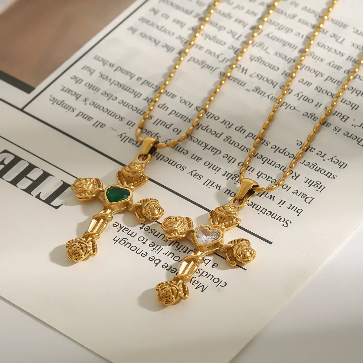 Kreuzkette mit Rose und Herz