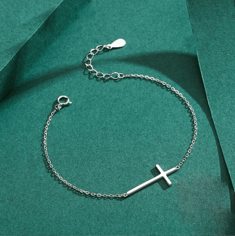 Silbernes Damenarmband mit Kreuz