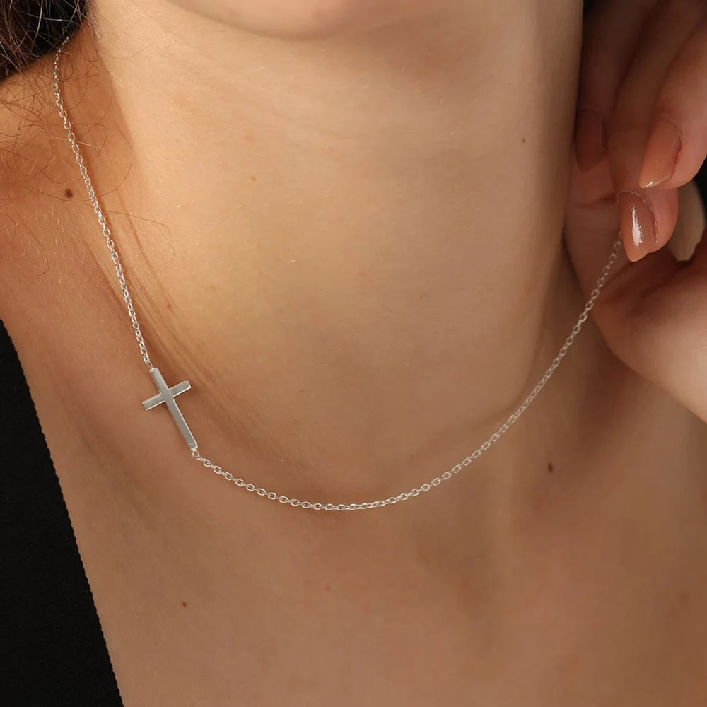 Halskette mit Feinem Integriertem Kreuz