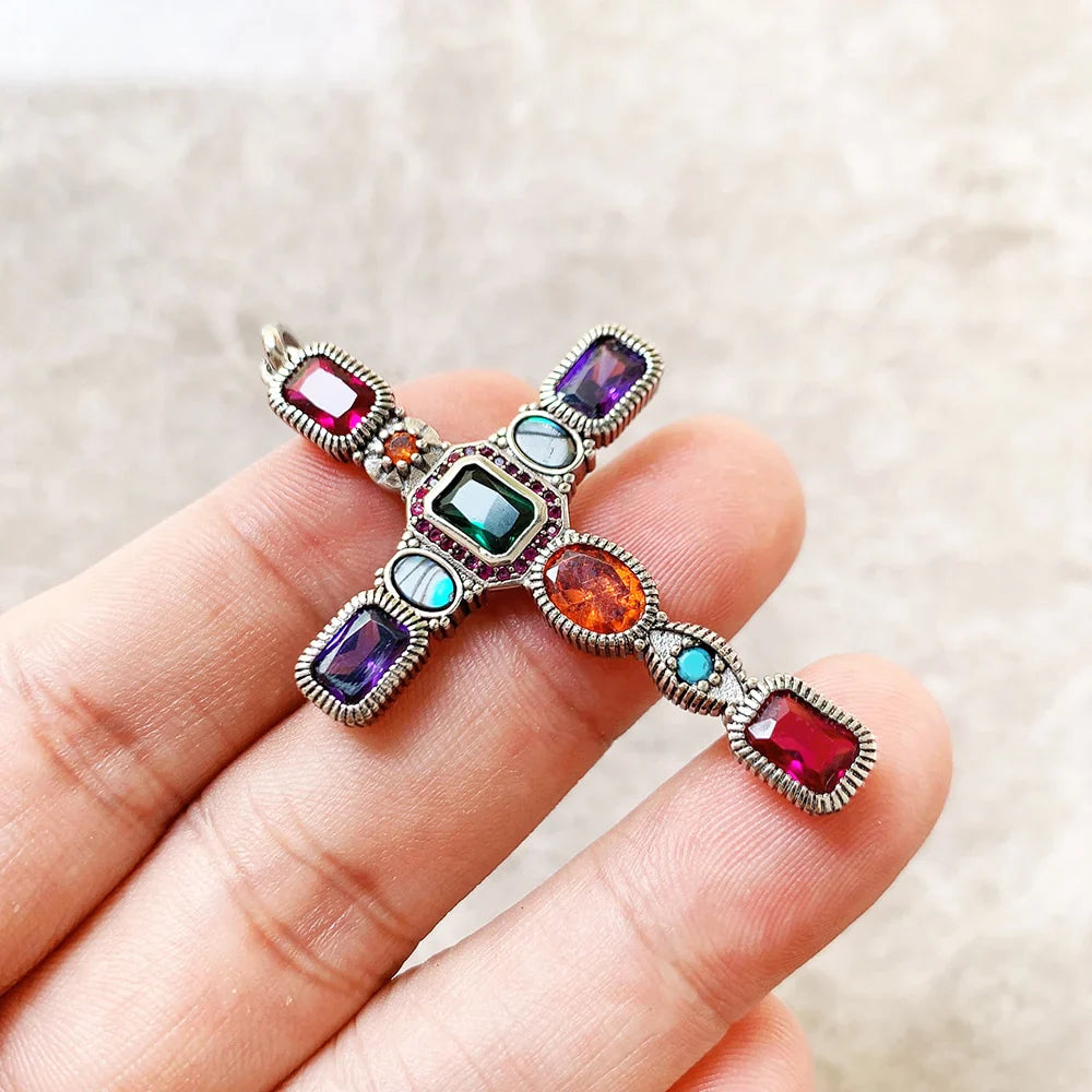 Kreuzanhänger mit bunten Steinen