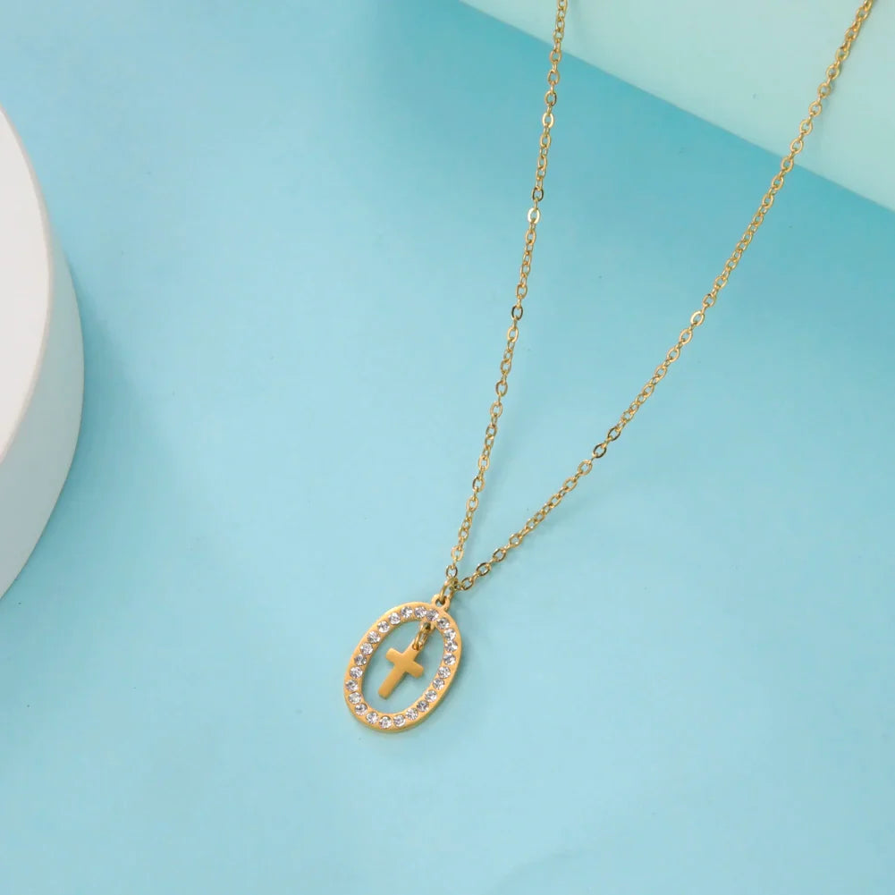 Christliche Halskette mit kleinem Kreuz