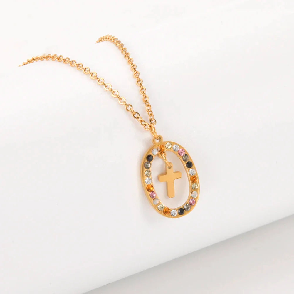 Christliche Halskette mit kleinem Kreuz