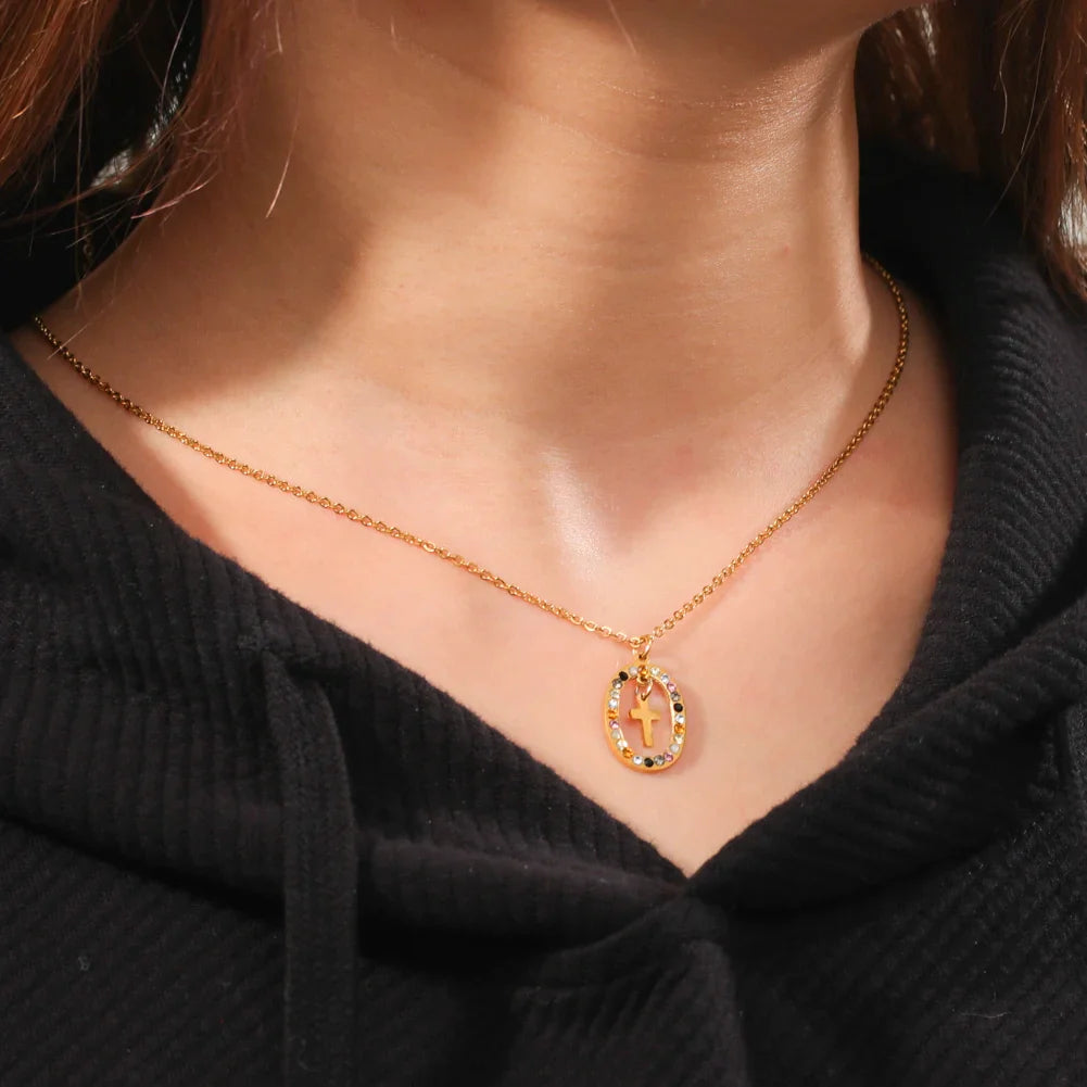 Christliche Halskette mit kleinem Kreuz