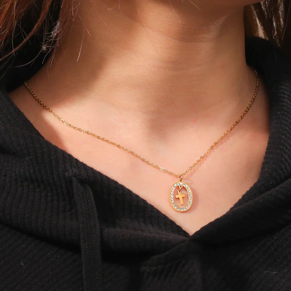 Christliche Halskette mit kleinem Kreuz