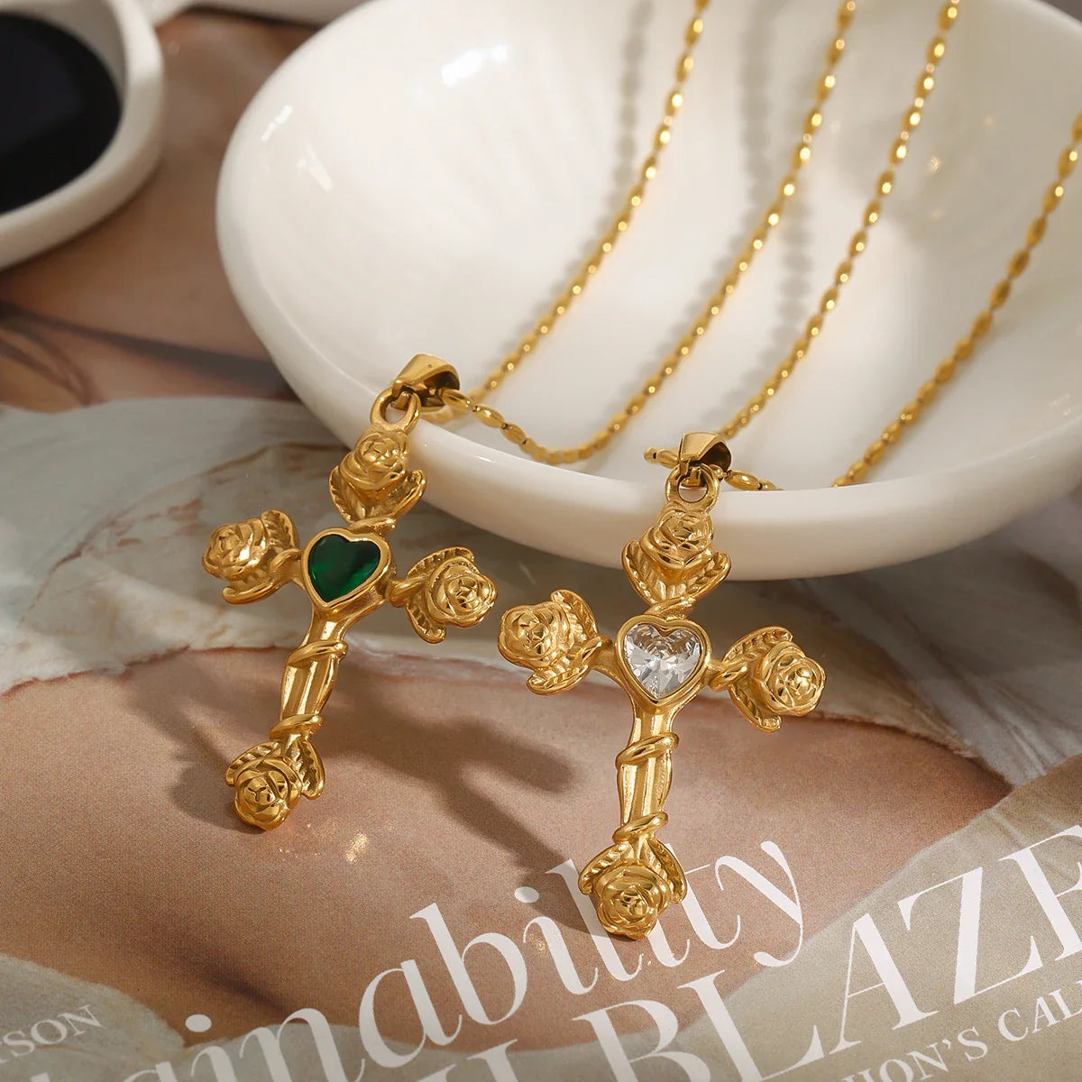 Kreuzkette mit Rose und Herz