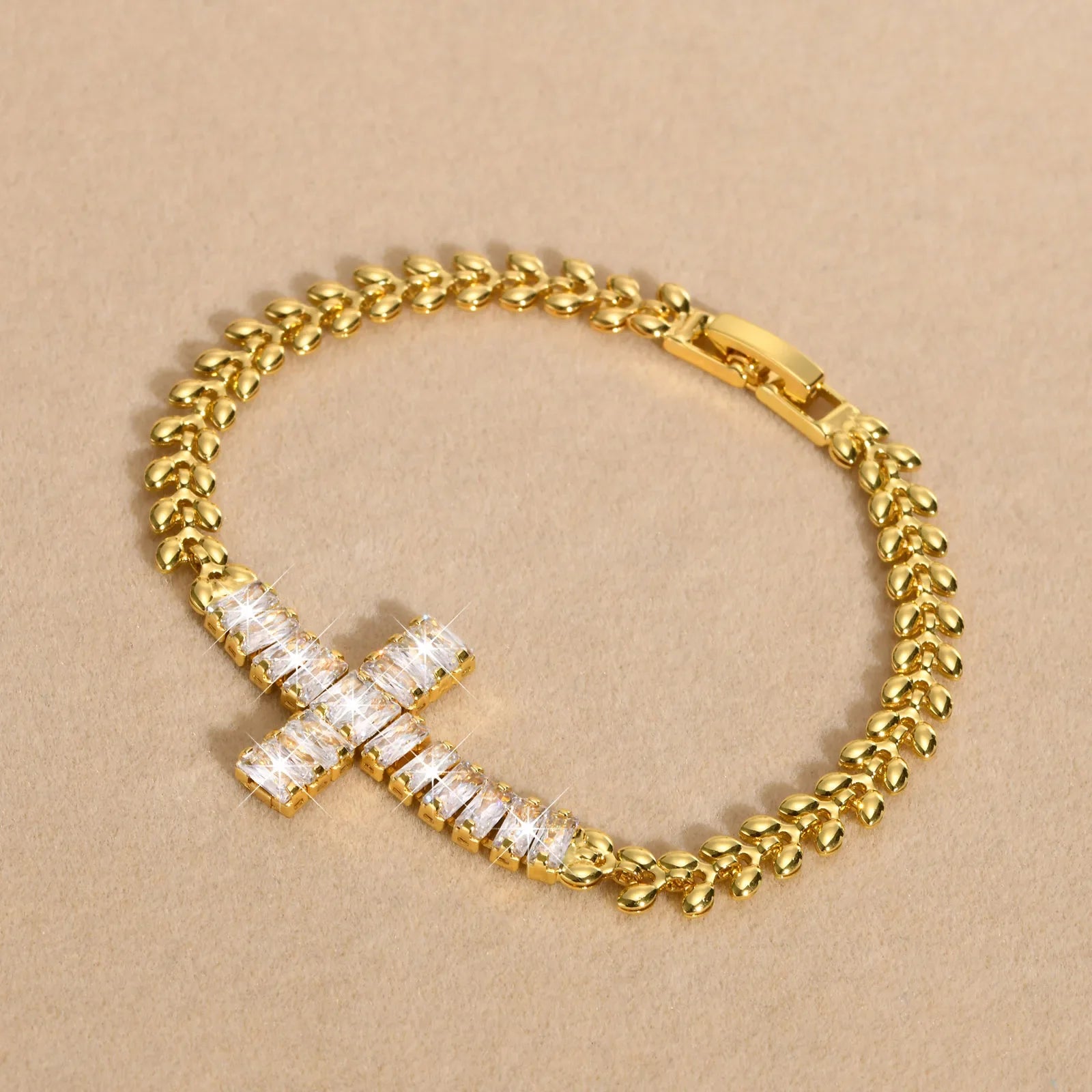 Goldenes Kreuzarmband mit Zirkonia-Steinen