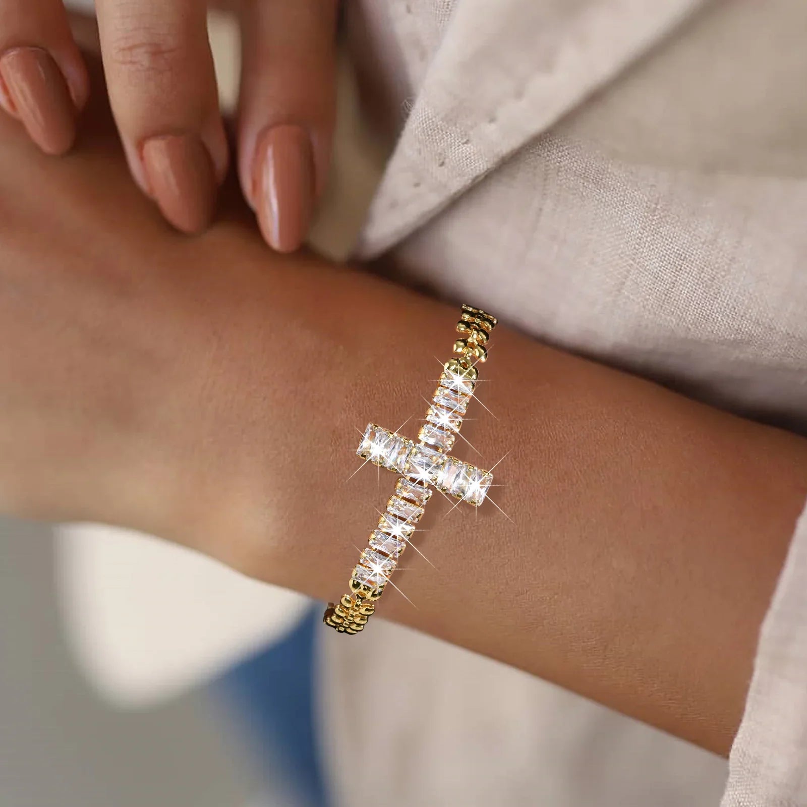 Goldenes Kreuzarmband mit Zirkonia-Steinen