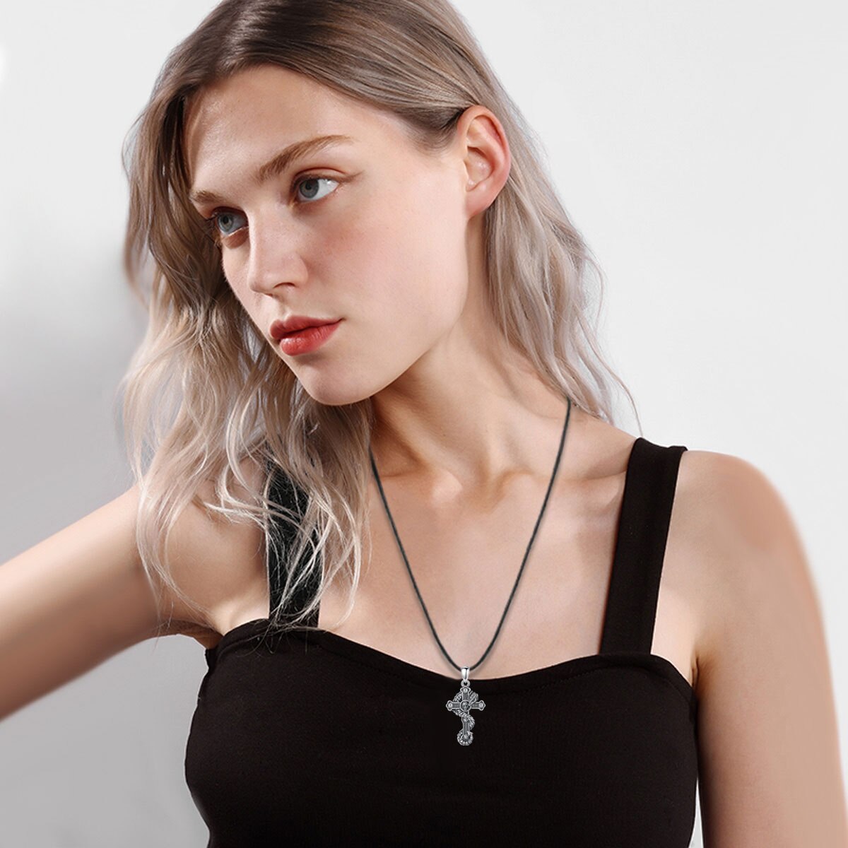 Gotischer Kreuzanhänger aus Silber