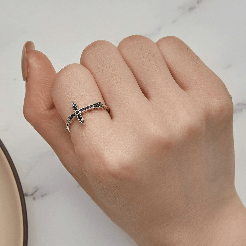 Silberner Gothic-Kreuzring