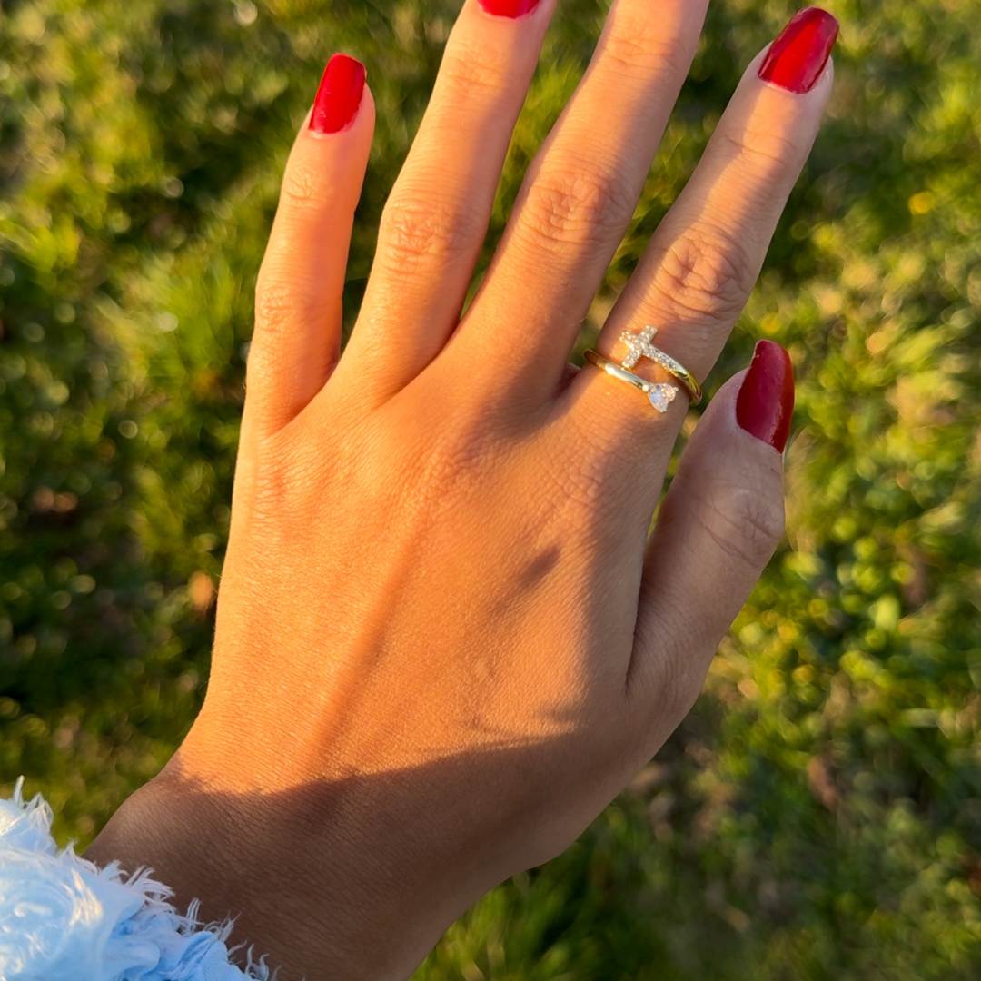 Stilvoller Kreuzring mit Edelstein