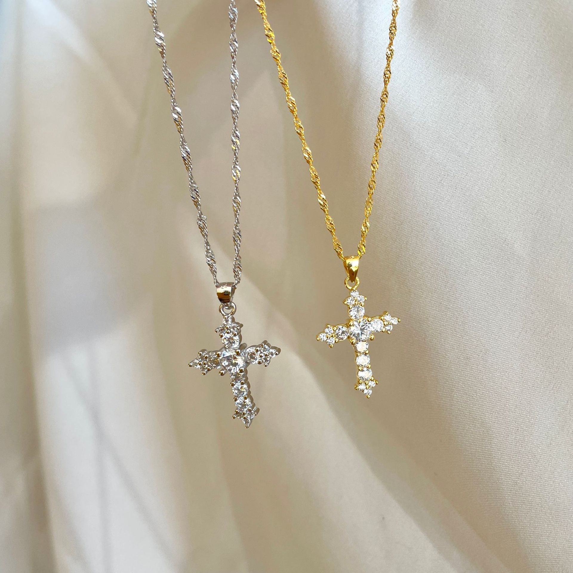 Traditionelle Kreuz-Halskette
