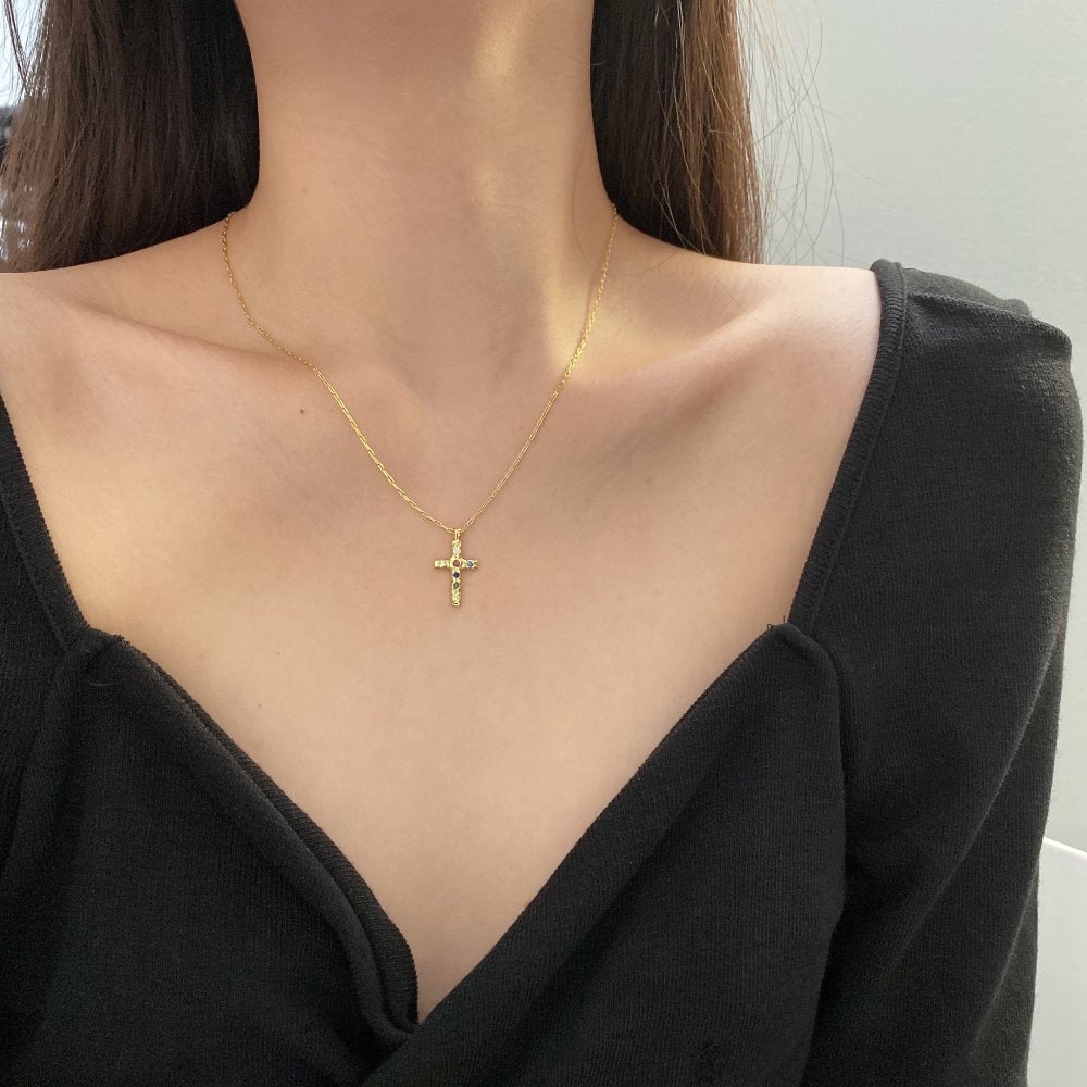 Kreuz-Halskette mit farbigen Zirkonia