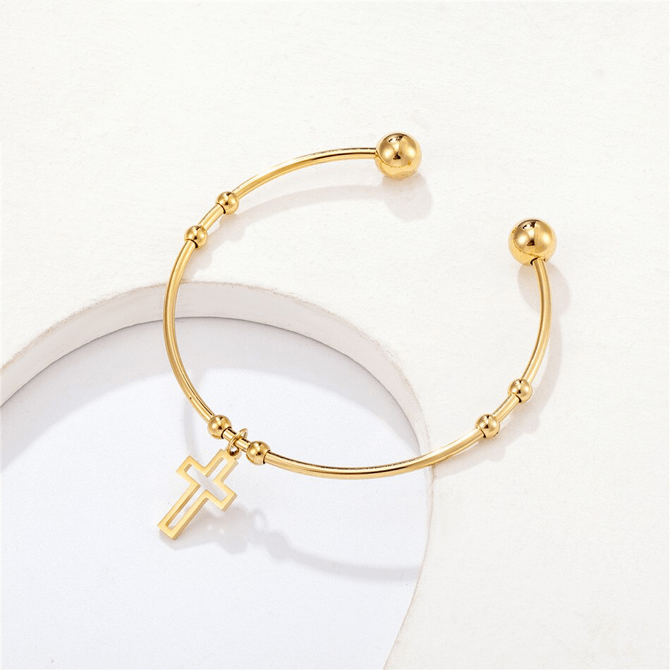 Armband mit hängendem Kreuz