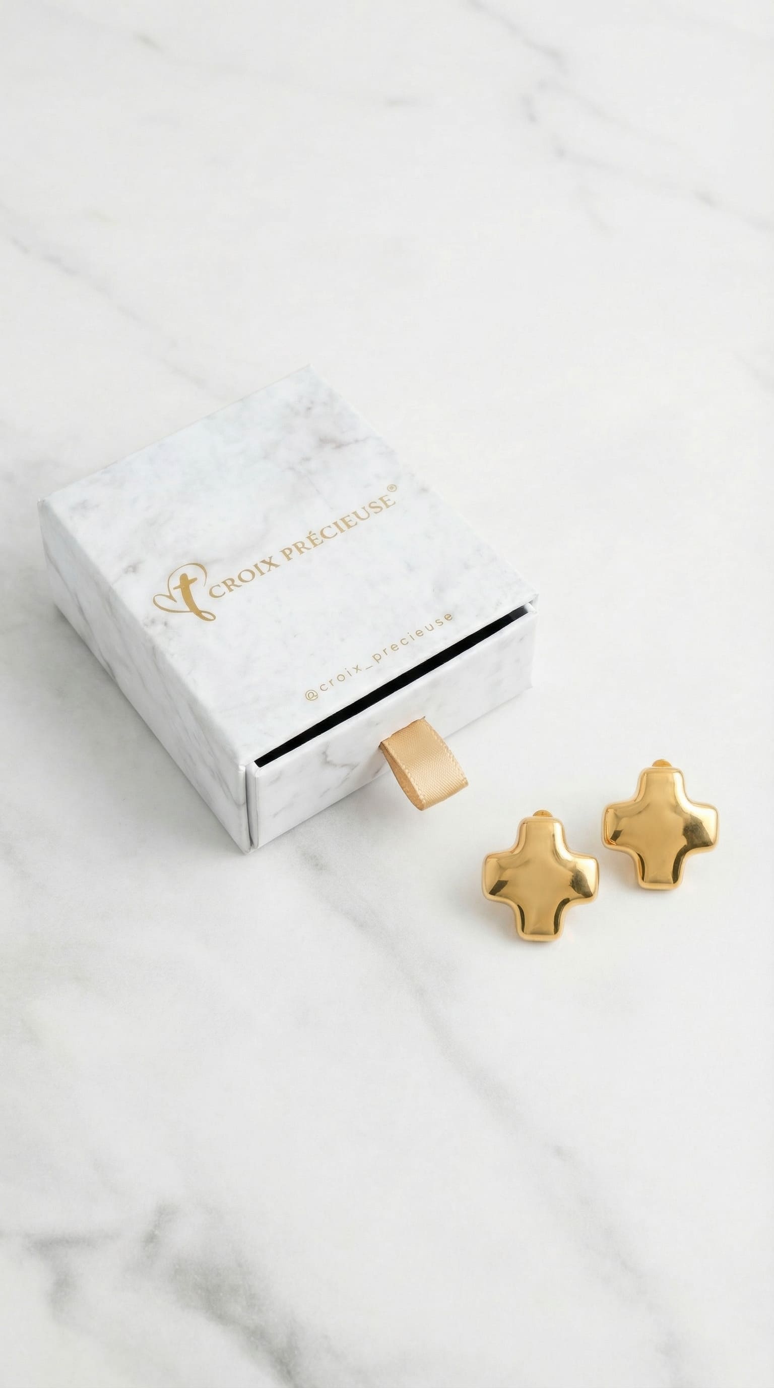 Sternohrringe mit skulpturalem Design