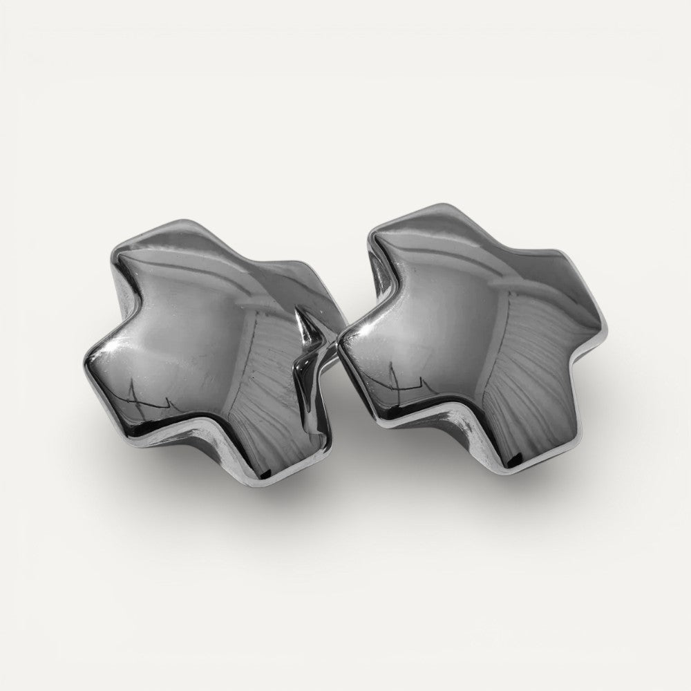Sternohrringe mit skulpturalem Design