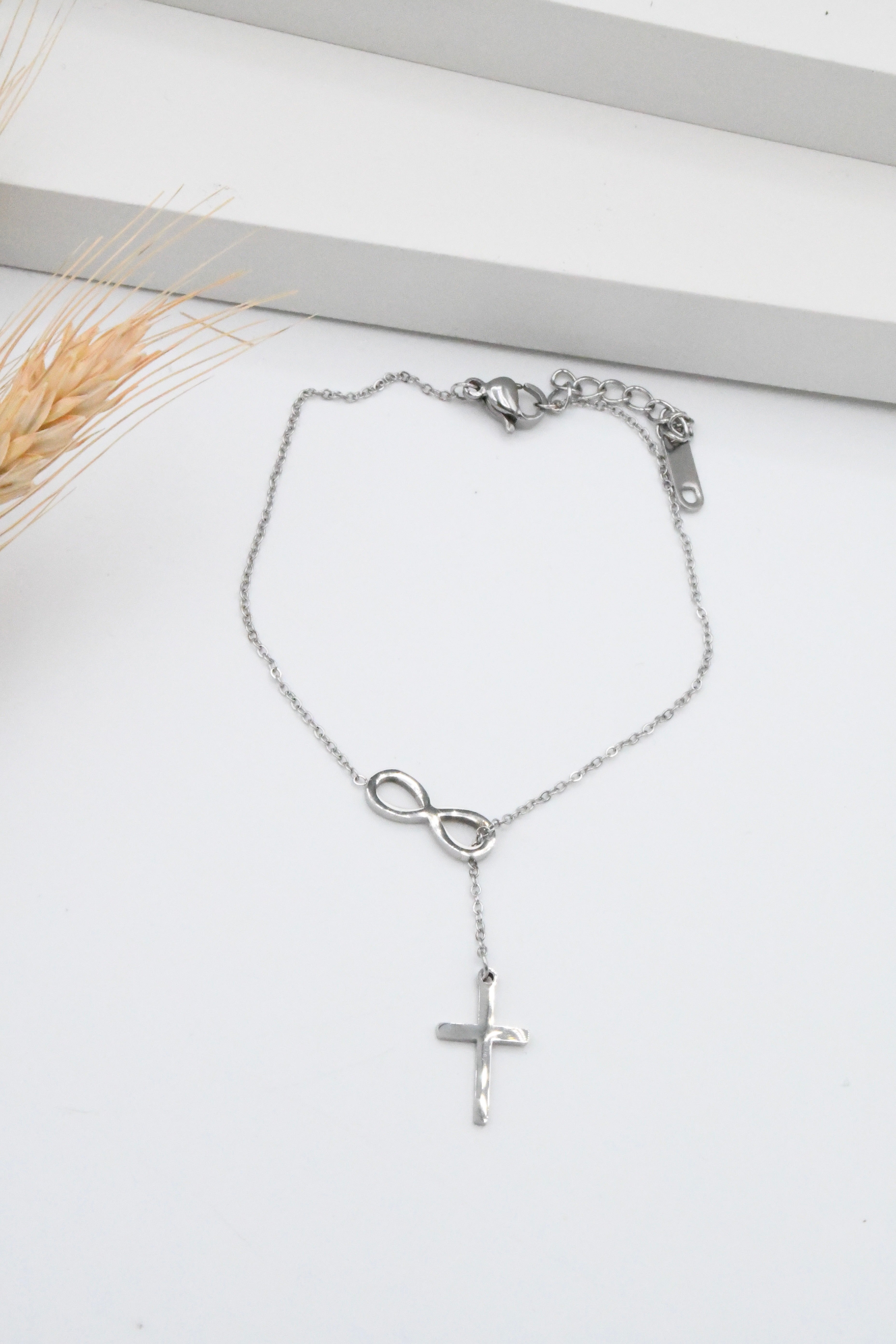 Armband mit Kreuz und Unendlichkeitszeichen