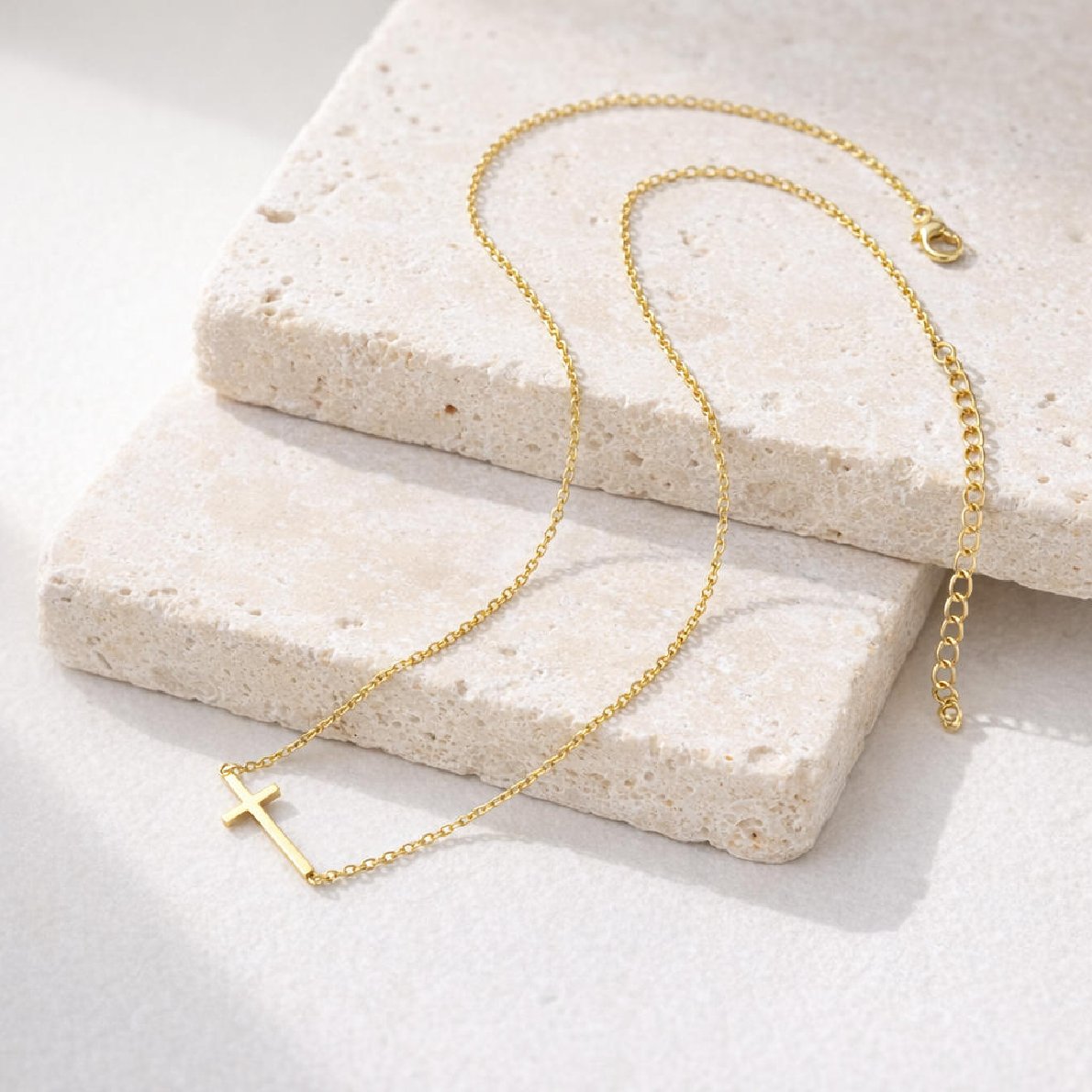 Halskette mit Feinem Integriertem Kreuz