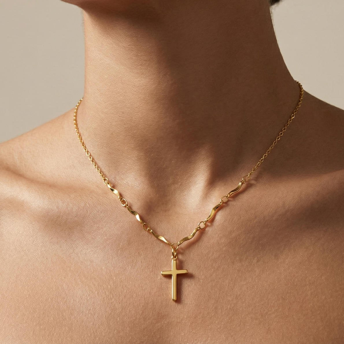 Feine Kreuz Halskette mit Detaillierter Kette