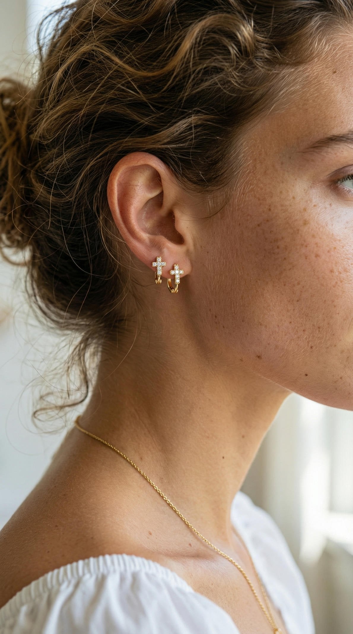 Mini Creolen mit Pavé-Kreuz