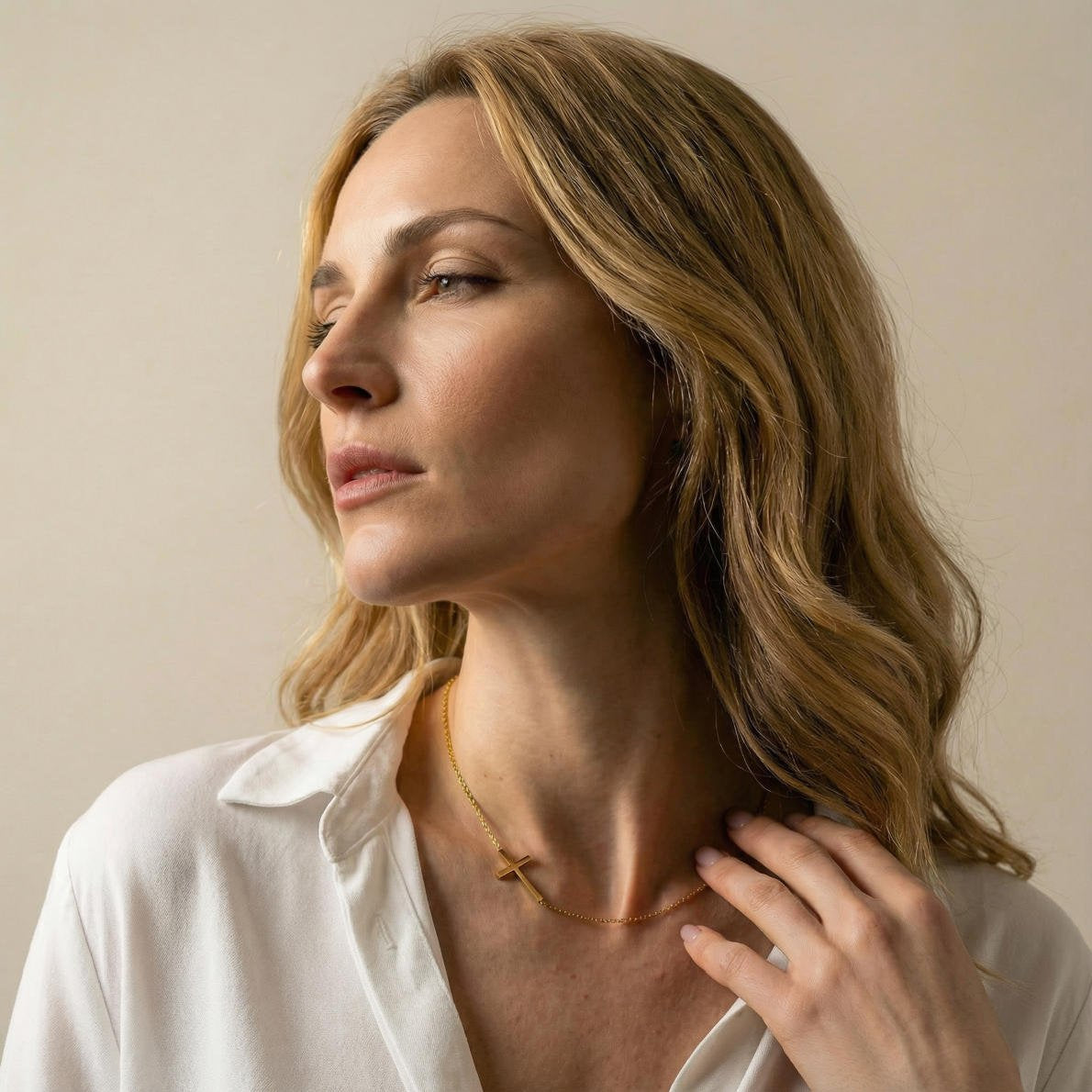 Halskette mit Feinem Integriertem Kreuz