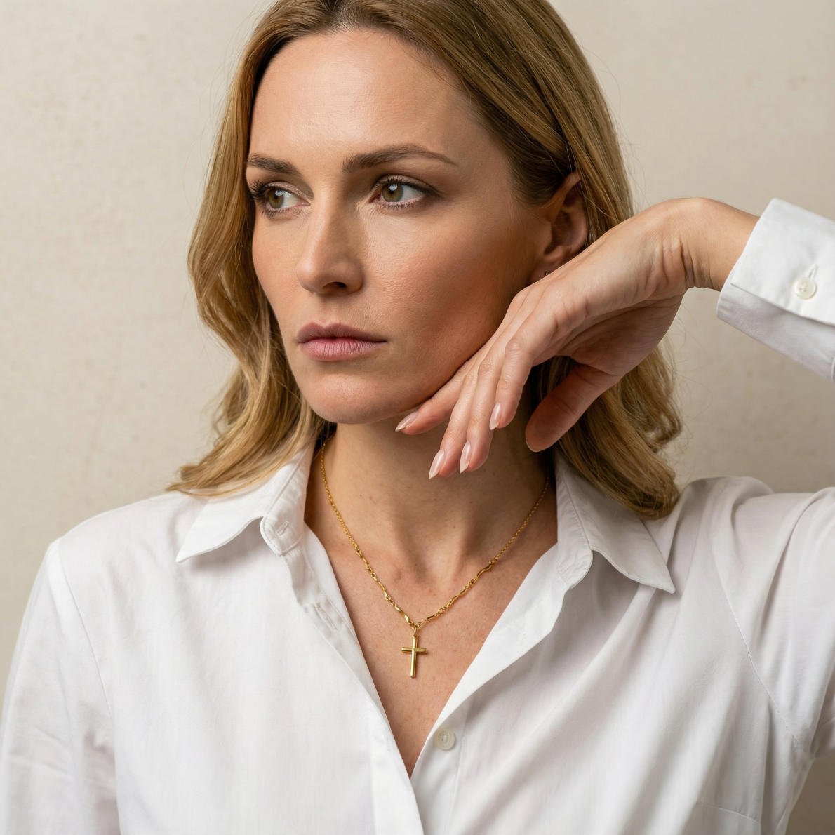 Feine Kreuz Halskette mit Detaillierter Kette